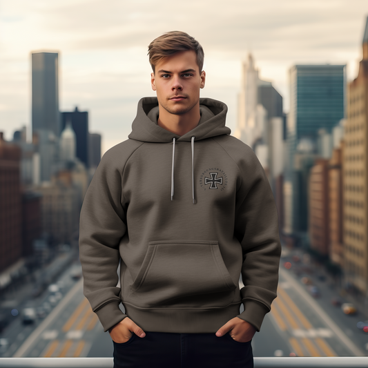 Der 131 Custom Hoodie, begleitet dich mit echter Qualität. Bio-Baumwolle in 280-GSM-Ausführung bietet dir den idealen Tragekomfort und die Haltbarkeit, die du verdienst. Ohne Umschweife, ohne leere Versprechen – nur handwerkliche Sorgfalt und nachhaltige Materialien, die zusammenpassen. Ein Hoodie, auf den du dich verlassen kannst.


Wir empfehlen die nächste Größe zu bestellen, hast du z.B. normalweise eine L, wähle XL.
Wichtig - nicht mit Weichspüler waschen um den Druck und Saum (Gummiband) nicht zu besc