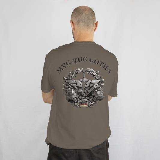 Das 131 Custom T-Shirt besticht durch seine Verarbeitung aus zertifizierter Bio-Baumwolle. Das natürliche Material bietet optimale Atmungsaktivität und Langlebigkeit, während es gleichzeitig hautverträglich bleibt. Ein durchdachtes Basics-Piece für anspruchsvolle Träger, die Wert auf Qualität und nachhaltige Produktion legen.

1x1-Rippstrick am Halsausschnitt
Nackenband aus Oberstoff
Eingesetzte Ärmel
Doppelabsteppung an Ärmelenden und unterem Saum