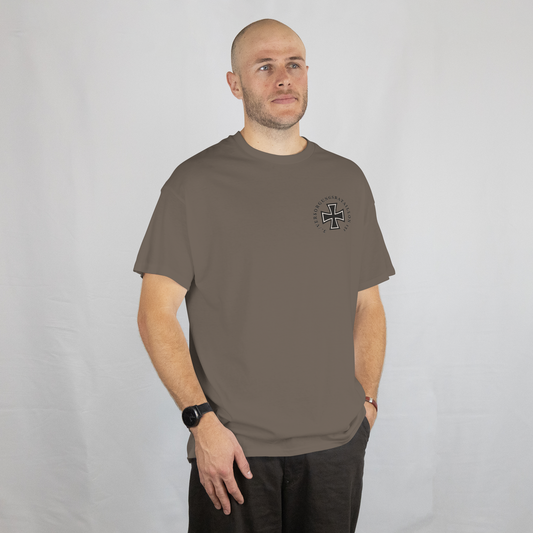 Das 131 Custom T-Shirt besticht durch seine Verarbeitung aus zertifizierter Bio-Baumwolle. Das natürliche Material bietet optimale Atmungsaktivität und Langlebigkeit, während es gleichzeitig hautverträglich bleibt. Ein durchdachtes Basics-Piece für anspruchsvolle Träger, die Wert auf Qualität und nachhaltige Produktion legen.

1x1-Rippstrick am Halsausschnitt
Nackenband aus Oberstoff
Eingesetzte Ärmel
Doppelabsteppung an Ärmelenden und unterem Saum