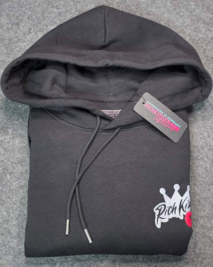 Streetwear Hoodie mit frechen provokanten Print aus Deutschland, Unisex Hoodie mit Print für Männer - "richtige Männer" ;)

Der Richkizz 69 Heavy Hoodie– locker geschnitten, massiv verarbeitet. Flauschige Bio-Baumwolle, doppelte Kapuze mit Futter, Set-In Ärmel und robuste Metalldetails. Robustes Fischgrätenband im Nacken, verstärkte Nähte und praktische Kängurutasche. Ein Statement-Piece, das hält, was es verspricht.
