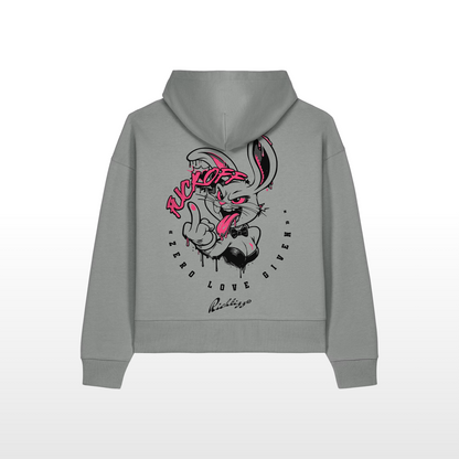 Der Bad Bunny Oversized Hoodie für Girls – locker geschnitten, massiv verarbeitet. Flauschige Bio-Baumwolle, doppelte Kapuze mit Futter, Set-In Ärmel und clean ohne Kordeln und Tasche gefertigt. Robustes Fischgrätenband im Nacken, verstärkte Nähte. Ein Statement-Piece, das hält, was es verspricht.

Handarbeit aus Deutschland&nbsp;- ein echtes Unikat
OriginG Premium&nbsp;Produkt
Oversized geschnitten - extra komfortabel
Clean - Ohne Kordeln und ohne Bauchtasche
Limitiert auf 20 Stück am Tag
Farbe Beton Grau