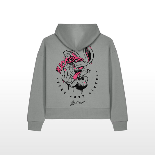 Der Bad Bunny Oversized Hoodie für Girls – locker geschnitten, massiv verarbeitet. Flauschige Bio-Baumwolle, doppelte Kapuze mit Futter, Set-In Ärmel und clean ohne Kordeln und Tasche gefertigt. Robustes Fischgrätenband im Nacken, verstärkte Nähte. Ein Statement-Piece, das hält, was es verspricht.

Handarbeit aus Deutschland&nbsp;- ein echtes Unikat
OriginG Premium&nbsp;Produkt
Oversized geschnitten - extra komfortabel
Clean - Ohne Kordeln und ohne Bauchtasche
Limitiert auf 20 Stück am Tag
Farbe Beton Grau