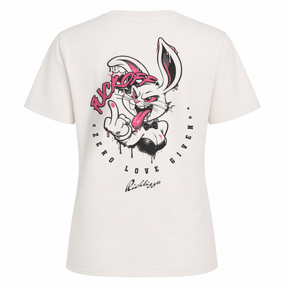 Angesagtes Provokant freches Damen T-Shirt Bad Bunny "fck off", aus reiner Bio-Baumwolle – weil echte Qualität keine Kompromisse kennt. Das Organic Singlejersey besticht durch seine klassische Schnittform und beeindruckt mit

100% gekämmter ringgesponnener Bio-Baumwolle
180 GSM bietet es die perfekte Balance zwischen Tragekomfort und Langlebigkeit
Nachhaltigkeit trifft auf unverfälschten Style