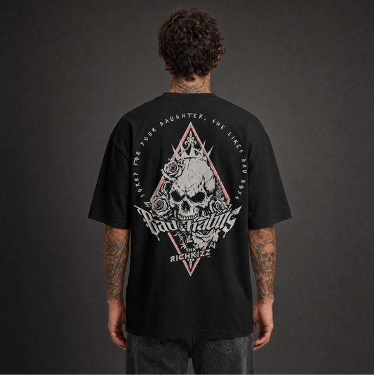 Das Bad Habits&nbsp;Herren T-Shirt im Relaxed Fit, überzeugt mit schwerer&nbsp;240GSM&nbsp;Bio-Baumwolle, eingesetzten Ärmeln und einem festen, leicht rauen Stoff. Mit kontrastierendem Nackenband und breiten Doppelnähten ist es bequem und&nbsp;langlebig und hat unseren einzigartig provokanten Sinners Print. Model ist 185cm und trägt Größe L