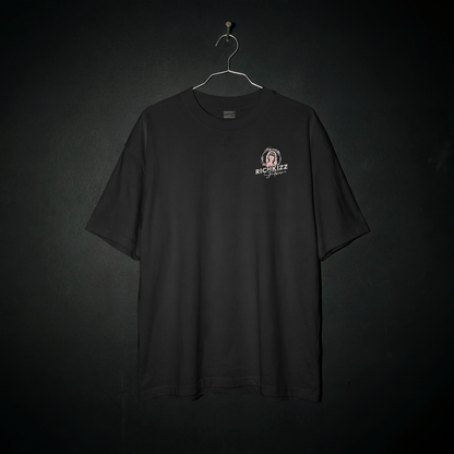 Das Bad Habits&nbsp;Herren T-Shirt im Relaxed Fit, überzeugt mit schwerer&nbsp;240GSM&nbsp;Bio-Baumwolle, eingesetzten Ärmeln und einem festen, leicht rauen Stoff. Mit kontrastierendem Nackenband und breiten Doppelnähten ist es bequem und&nbsp;langlebig und hat unseren einzigartig provokanten Sinners Print. Model ist 185cm und trägt Größe L