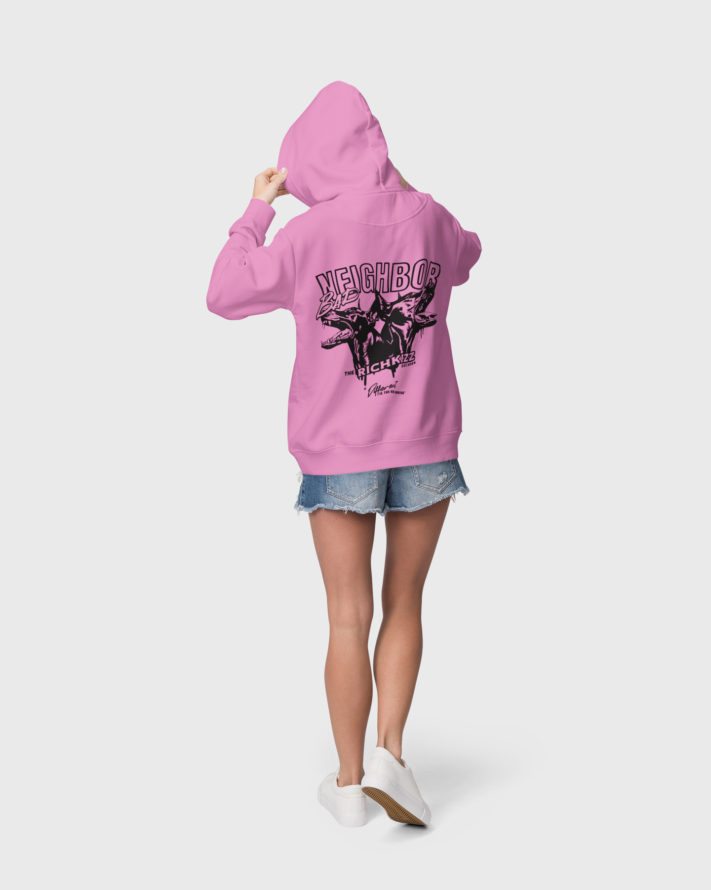 Der Bad Neighbor Hoodie für Girls – locker geschnitten, massiv verarbeitet. Flauschige Bio-Baumwolle, doppelte Kapuze mit Futter, Set-In Ärmel und robuste Metalldetails. Robustes Fischgrätenband im Nacken, verstärkte Nähte und praktische Kängurutasche. Ein Statement-Piece, das hält, was es verspricht.