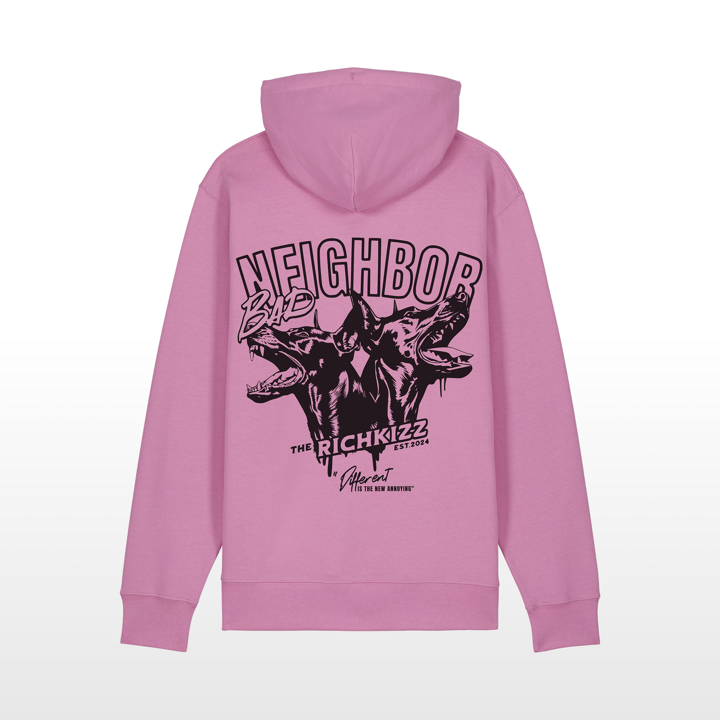Der Bad Neighbor Hoodie für Girls – locker geschnitten, massiv verarbeitet. Flauschige Bio-Baumwolle, doppelte Kapuze mit Futter, Set-In Ärmel und robuste Metalldetails. Robustes Fischgrätenband im Nacken, verstärkte Nähte und praktische Kängurutasche. Ein Statement-Piece, das hält, was es verspricht.