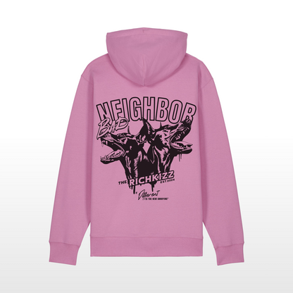 Der Bad Neighbor Hoodie für Girls – locker geschnitten, massiv verarbeitet. Flauschige Bio-Baumwolle, doppelte Kapuze mit Futter, Set-In Ärmel und robuste Metalldetails. Robustes Fischgrätenband im Nacken, verstärkte Nähte und praktische Kängurutasche. Ein Statement-Piece, das hält, was es verspricht.