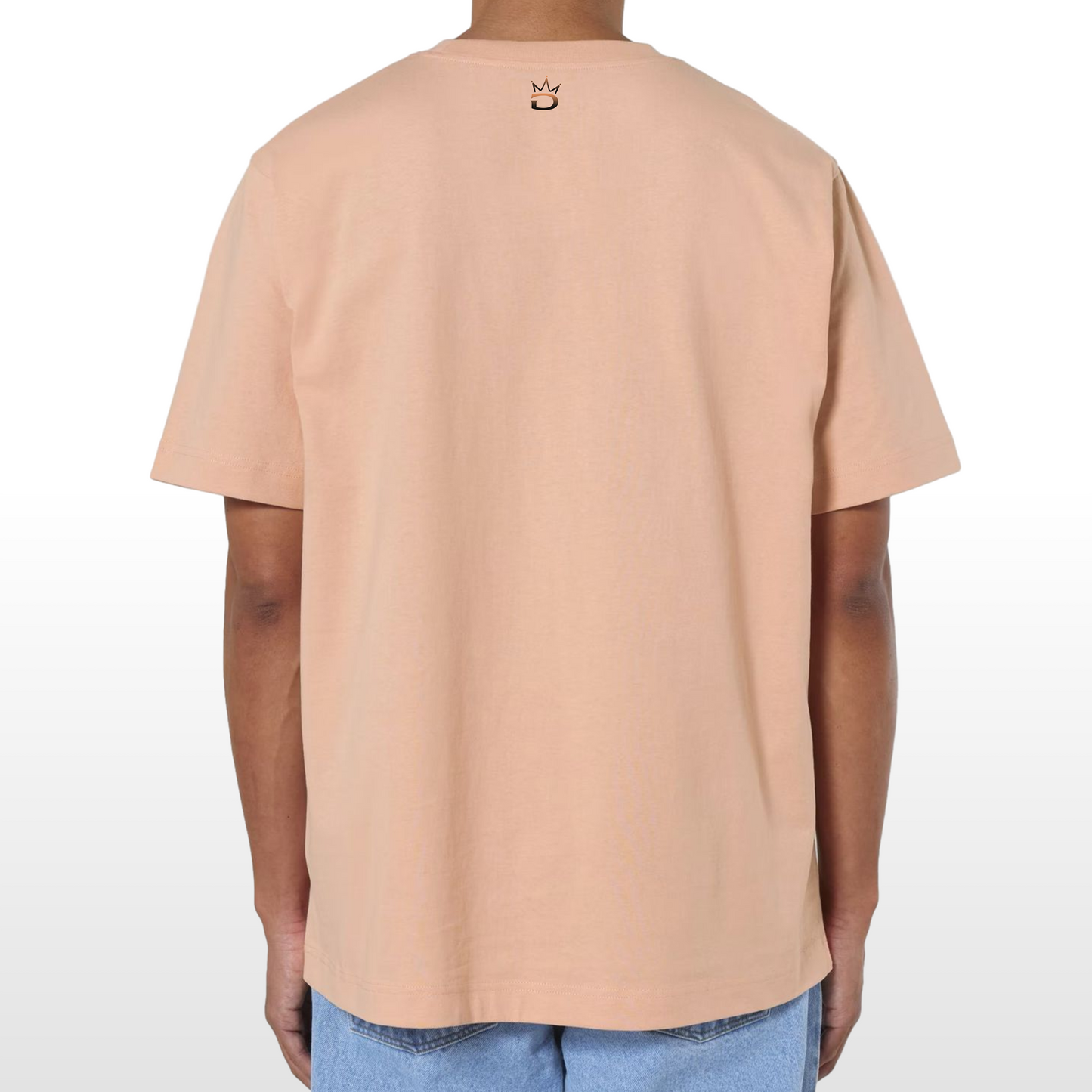 Dieses Herren-Basic-Tee im Relaxed Fit, überzeugt mit schwerer 240GSM Bio-Baumwolle, eingesetzten Ärmeln und einem coolen, leicht rauen Stoff. Mit kontrastierendem Nackenband und breiten Doppelnähten ist es bequem und langlebig – perfekt für entspannte Styles! Schönes Herren T-Shirt mit kleinem Logo von Richkizz Origing Kollektion