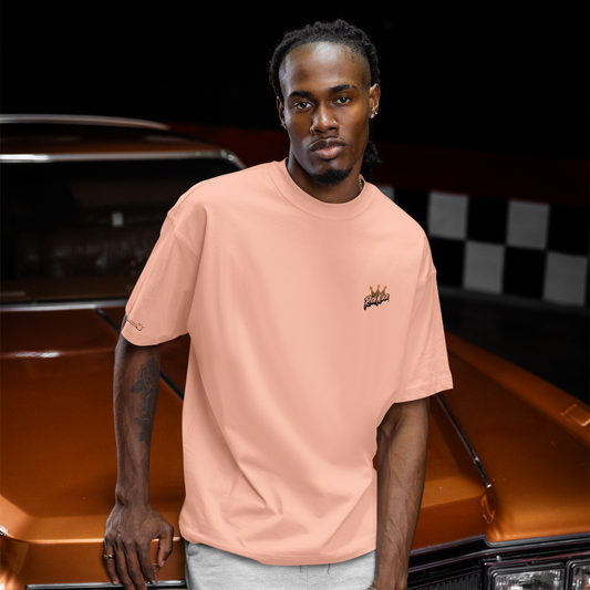 Dieses Herren-Basic-Tee im Relaxed Fit, überzeugt mit schwerer 240GSM Bio-Baumwolle, eingesetzten Ärmeln und einem coolen, leicht rauen Stoff. Mit kontrastierendem Nackenband und breiten Doppelnähten ist es bequem und langlebig – perfekt für entspannte Styles!