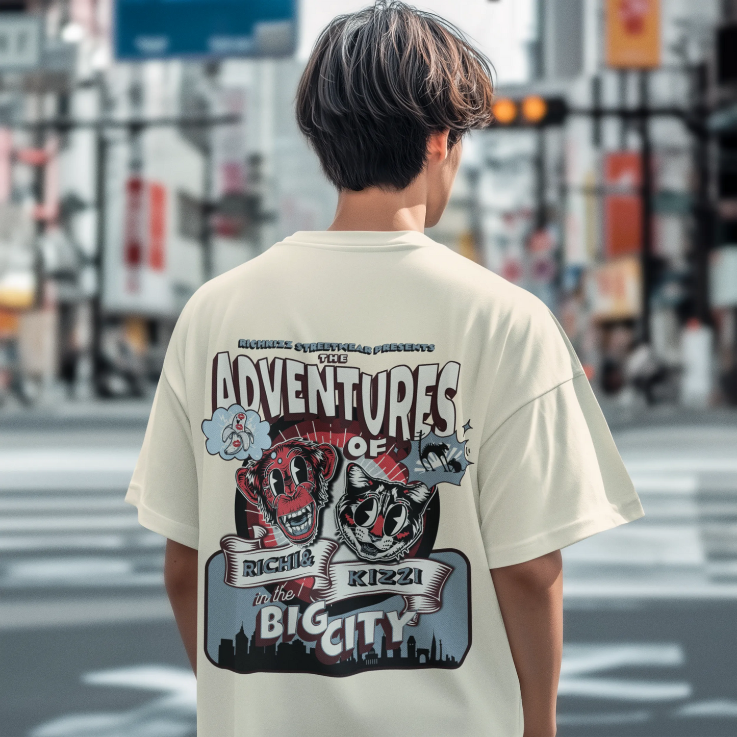 Lässiges T-Shirt im Oversized Schnitt aus unserer Comic Style Serie. Hier liegt Liebe im Detail, wer das Design versteht, ist ein waschechter Richkizz Member, T-Shirt oversize aus Bio Baumwolle Farbe Beige, mit Stehkragen