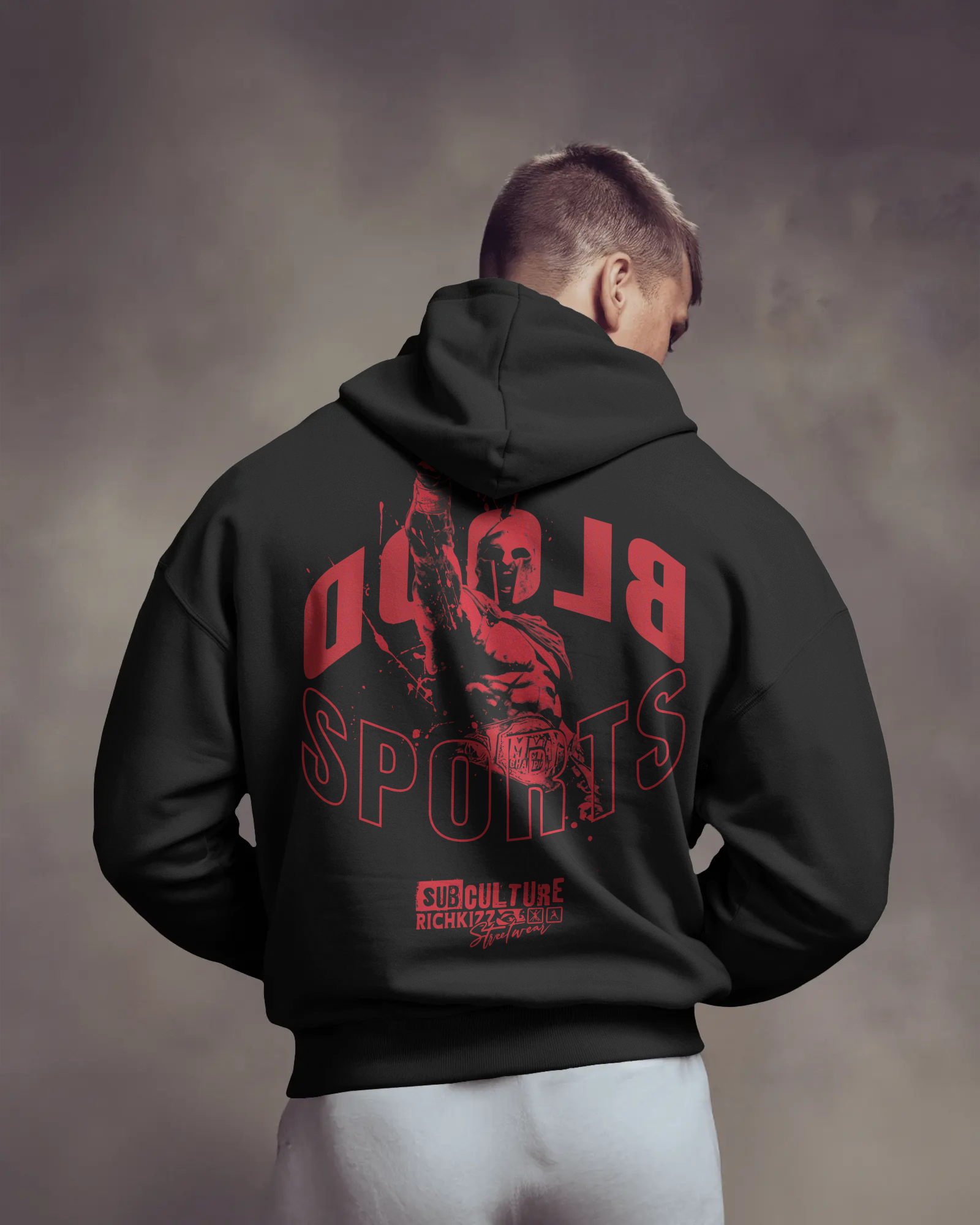 Der Premium Hoodie BLOOD SPORTS – locker geschnitten, massiv verarbeitet. Flauschige Bio-Baumwolle, doppelte Kapuze mit Futter, Set-In Ärmel und robuste Metalldetails. Robustes Fischgrätenband im Nacken, verstärkte Nähte und praktische Kängurutasche. Ein provokant angehauchtes Statement-Piece, das hält, was es verspricht.

Handarbeit aus Deutschland&nbsp;- ein echtes Unikat
OriginG Premium&nbsp;Produkt
Relaxed geschnitten - extra komfortabel
Limitiert
Farbe Schwarz mit Front und Backprint
Heavy 350 GSM