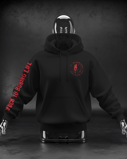 Der Premium Hoodie BLOOD SPORTS – locker geschnitten, massiv verarbeitet. Flauschige Bio-Baumwolle, doppelte Kapuze mit Futter, Set-In Ärmel und robuste Metalldetails. Robustes Fischgrätenband im Nacken, verstärkte Nähte und praktische Kängurutasche. Ein provokant angehauchtes Statement-Piece, das hält, was es verspricht.

Handarbeit aus Deutschland&nbsp;- ein echtes Unikat
OriginG Premium&nbsp;Produkt
Relaxed geschnitten - extra komfortabel
Limitiert
Farbe Schwarz mit Front und Backprint
Heavy 350 GSM