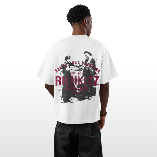 Das freche Retro oversized Herren-Tee „Bonnie and Clyde“ kombiniert kultigen Flair mit lockerem Komfort und wird aus angenehmer, ringgesponnener Bio-Baumwolle gefertigt – ideal für entspannte, stylische Outfits.
100% gekämmte ringgesponnene Bio-Baumwolle, eingesetzte Ärmel, überschnittene Ärmelansätze, 1x1 Rippstrick an schmalem Ausschnitt, abgesetztes Nackenband, aus Eigenstoff, breite Doppelabsteppung an Ärmelenden und unterem Saum, Farbe weiss