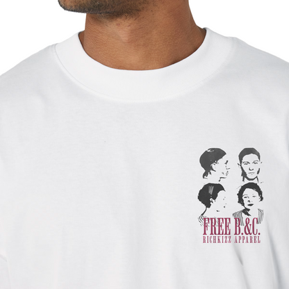Das freche Streetwear Retro oversized Herren-Tee „Bonnie and Clyde“ kombiniert kultigen Flair mit lockerem Komfort und wird aus angenehmer, ringgesponnener Bio-Baumwolle gefertigt – ideal für entspannte, stylische Outfits.
100% gekämmte ringgesponnene Bio-Baumwolle, eingesetzte Ärmel, überschnittene Ärmelansätze, 1x1 Rippstrick an schmalem Ausschnitt, abgesetztes Nackenband, aus Eigenstoff, breite Doppelabsteppung an Ärmelenden und unterem Saum, Farbe weiss, Streetwear aus Zwickau