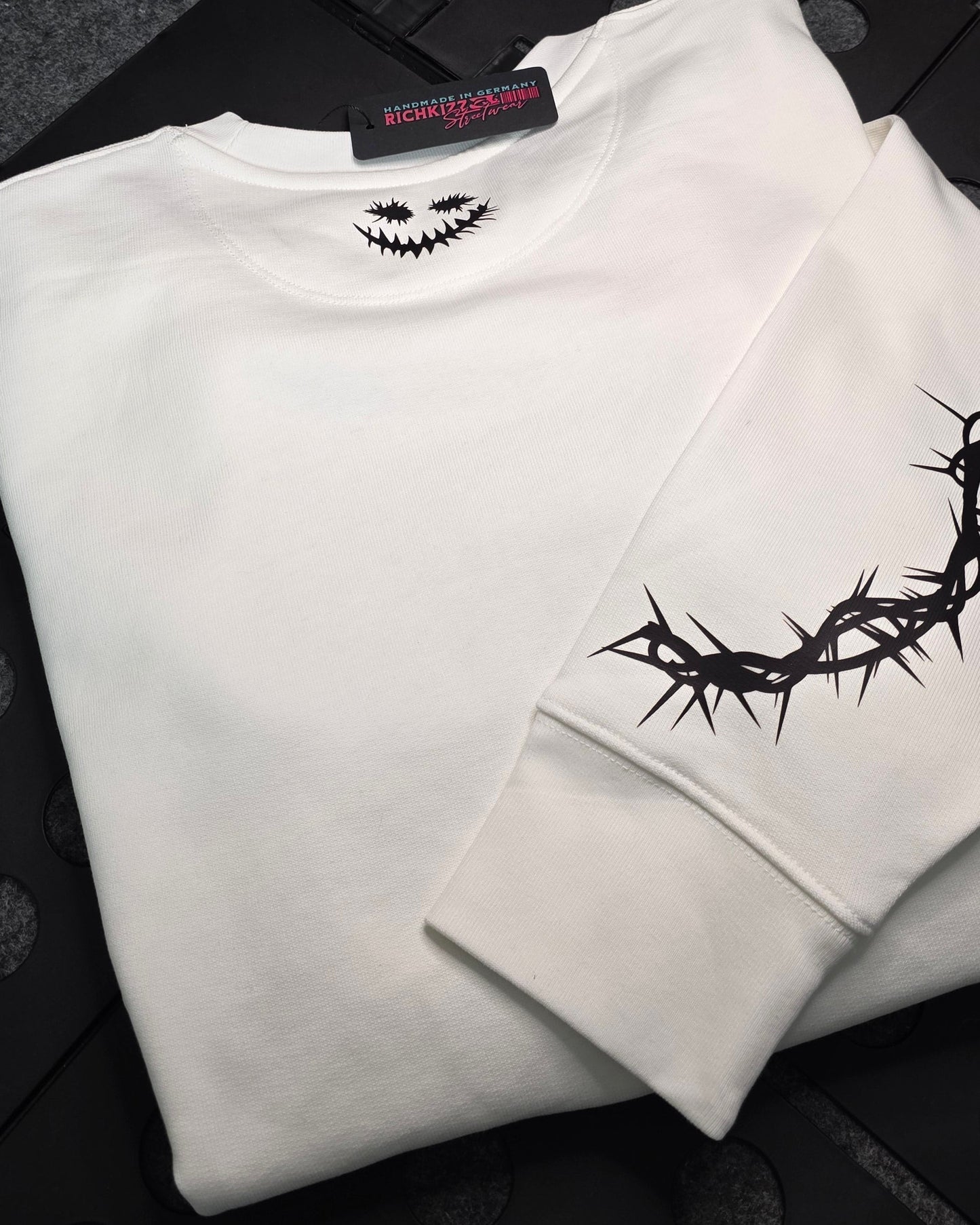 Rückseite Broken Organic Streetwear Sweatshirt mit Skull