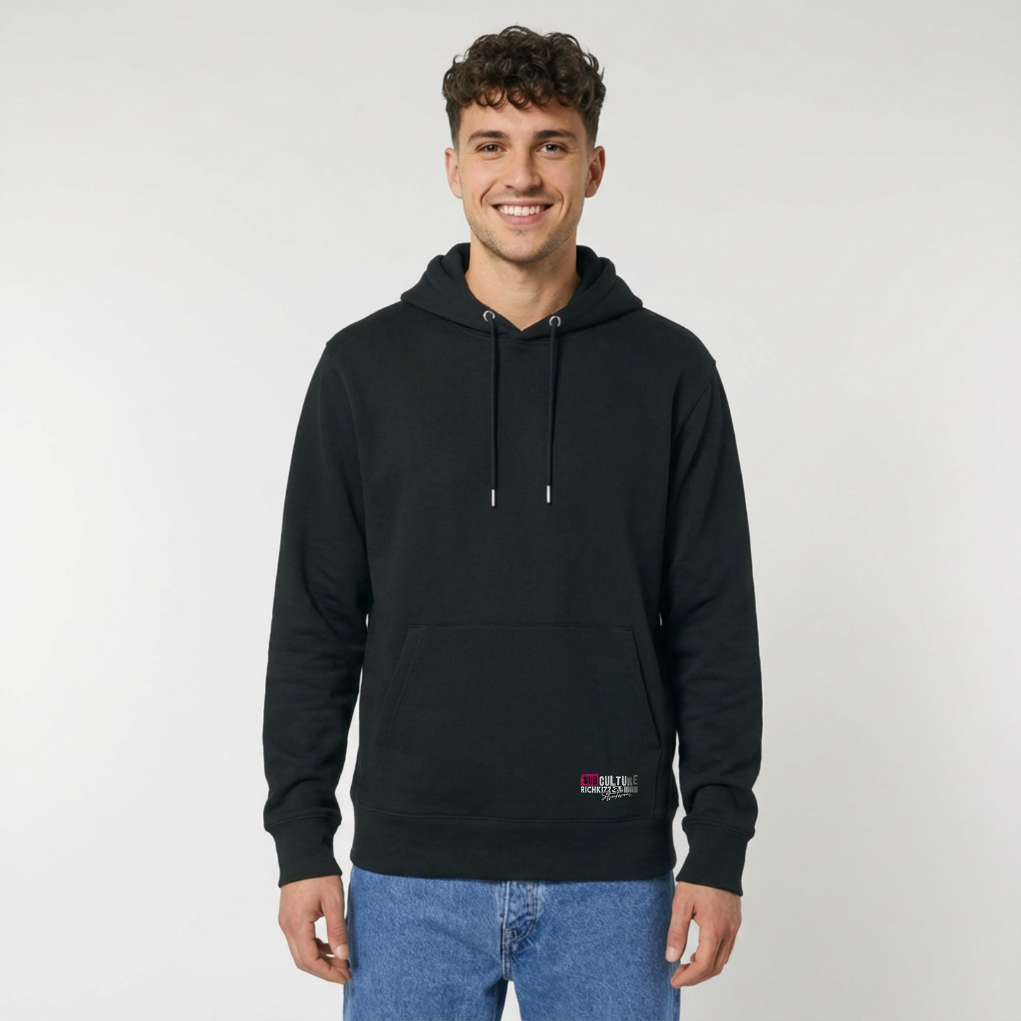 Der Heavy Hoodie Chaos – locker geschnitten, massiv verarbeitet. Flauschige Bio-Baumwolle, doppelte Kapuze mit Futter, Set-In Ärmel und robuste Metalldetails. Robustes Fischgrätenband im Nacken, verstärkte Nähte und praktische Kängurutasche. Ein Statement-Piece, das hält, was es verspricht.

Handarbeit aus Deutschland&nbsp;- ein echtes Unikat
OriginG Premium&nbsp;Produkt
Relaxed geschnitten - extra komfortabel
Limitiert auf 20 Stück am Tag
Farbe Black
Heavy 350 GSM
