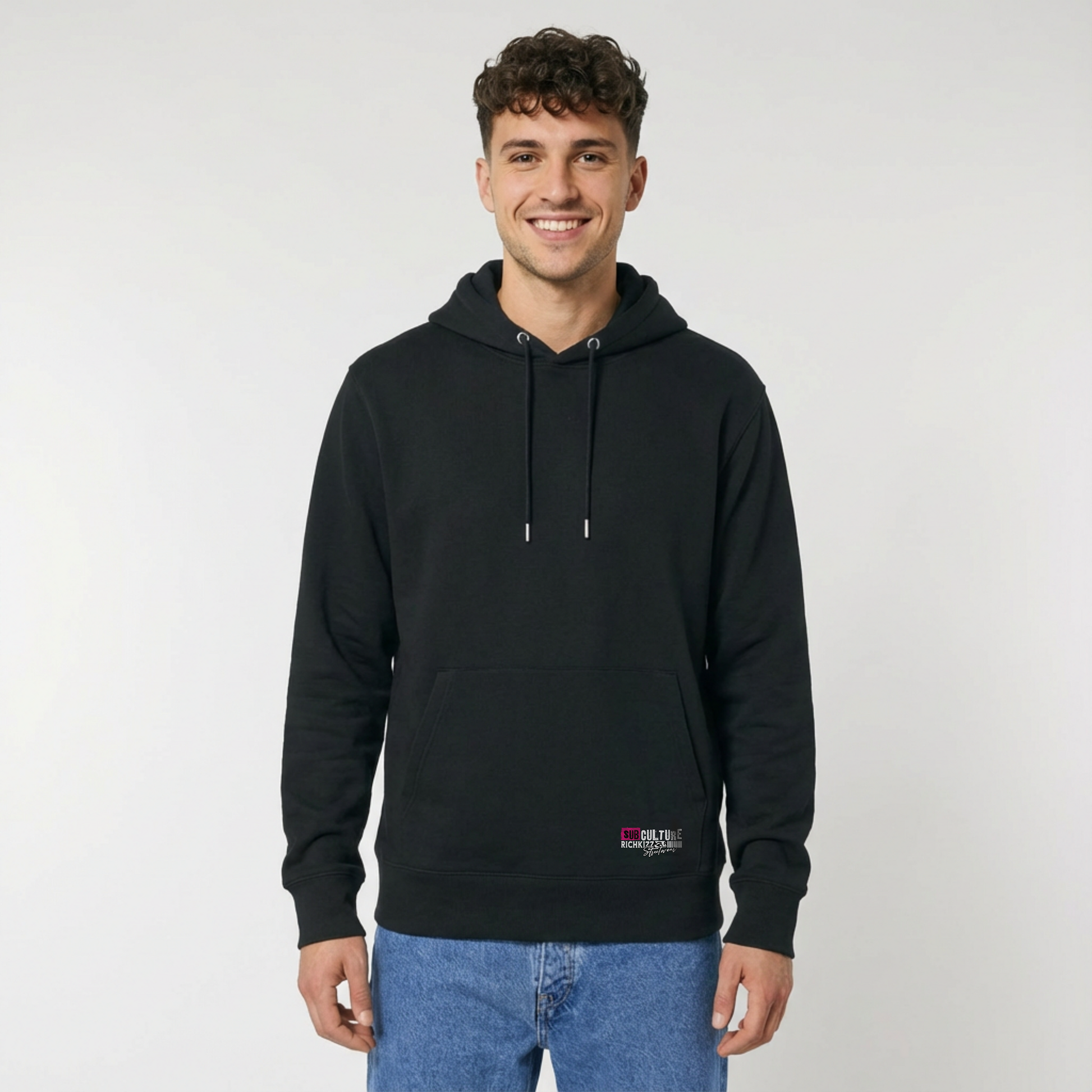 Der Heavy Hoodie Chaos – locker geschnitten, massiv verarbeitet. Flauschige Bio-Baumwolle, doppelte Kapuze mit Futter, Set-In Ärmel und robuste Metalldetails. Robustes Fischgrätenband im Nacken, verstärkte Nähte und praktische Kängurutasche. Ein Statement-Piece, das hält, was es verspricht.

Handarbeit aus Deutschland&nbsp;- ein echtes Unikat
OriginG Premium&nbsp;Produkt
Relaxed geschnitten - extra komfortabel
Limitiert auf 20 Stück am Tag
Farbe Black
Heavy 350 GSM