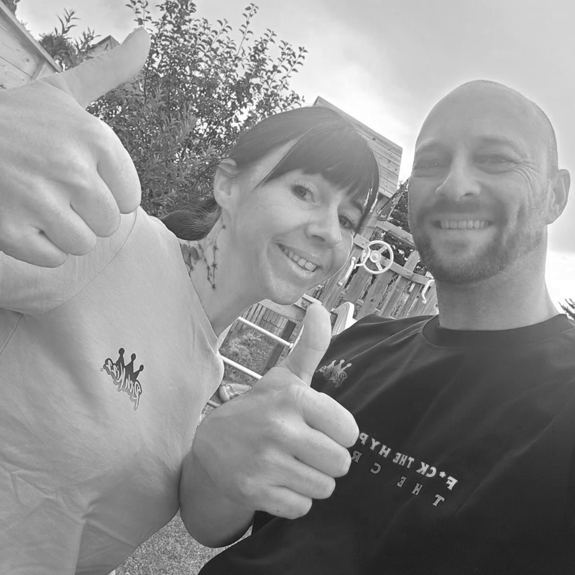 Unsere geschätzten Kunden Dajana und Jürgen zeigen Ihre neuen Shirts von richkizz Origing und lächeln weil sie mit der Qualität der Streetwear sehr zufrieden sind