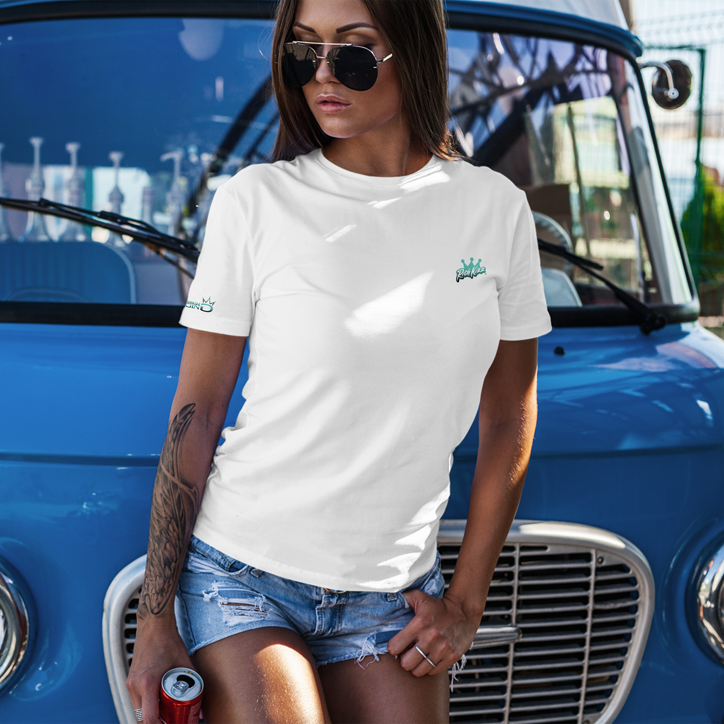 Schlichtes aber hochwertiges Damen Shirt aus feinster Bio-Baumwolle, Mit angesetzten Ärmeln, einem 1x1-Ripp-Kragen und Nackenband aus gleichem Material bietet dieses T-Shirt Komfort und Style. Die engen Doppelsteppnähte an Bündchen und Saum sorgen für einen coolen Look. Aus 180 GSM Bio-Baumwolle, – vorgewaschen und in liebevoller Handarbeit veredelt. Die OriginG Kollektion, ist durch Handarbeit immer auf 20 Teile pro Tag limitiert.
Verfügbar in drei frischen Patch-Farben