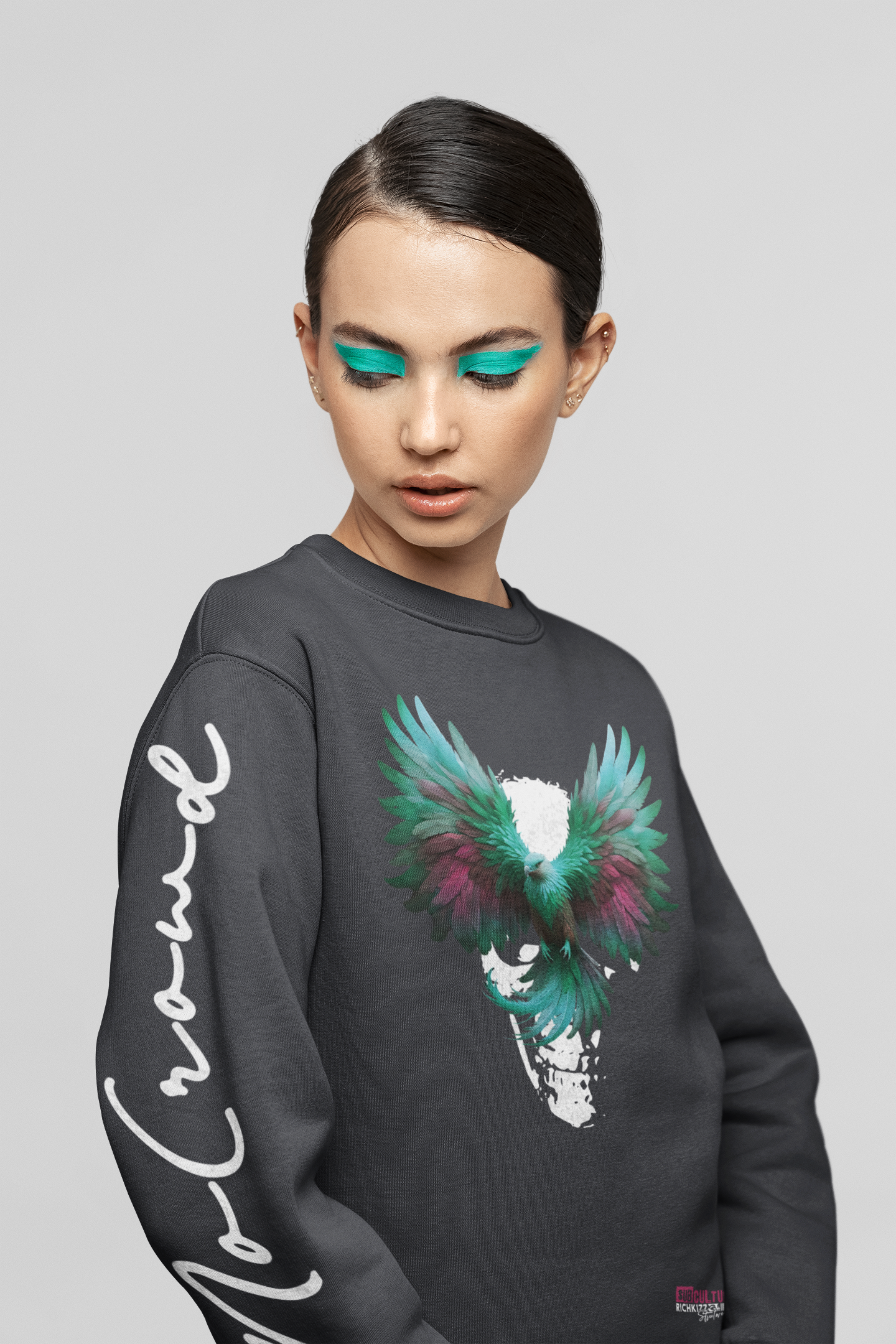 Das No Crowd Heavy Sweatshirt für Girls – Relaxed-Fit geschnitten, massiv verarbeitet. Flauschige Bio-Baumwolle, verstärkte Nähte und bei uns im Haus von Hand gefertigt. Ein Statement-Piece, das hält, was es verspricht.

Handarbeit aus Deutschland
OriginG Premium Produkt
1x1-Ripp am Kragen, Ärmelbund und Saum
Nackenband innen aus Fischgrätenband
halbmondförmiger Einsatz aus gleichem Material im Nackenbereich
Einfache Steppnaht am Kragen
2-Nadel-Steppnaht mittig auf der Naht am Saum, Bündchen und Armausschni