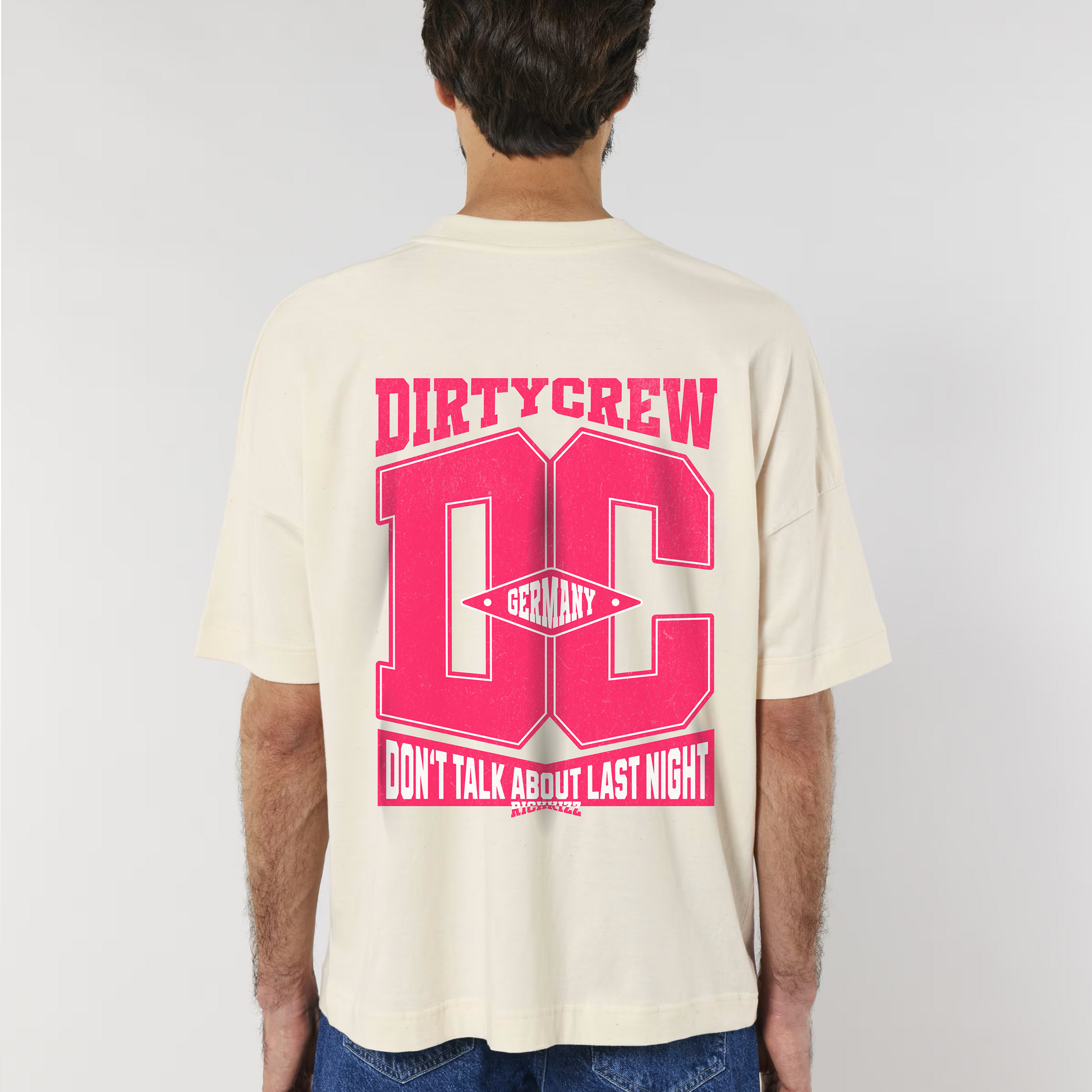 Dirty Crew Herren Streetwear-Shirt im Oversized Schnitt, das neue Qualitätsstandards setzt. Fetter Spruch und 100% fette Bio-Baumwolle, genau richtig für heiße Sommernächte.&nbsp;