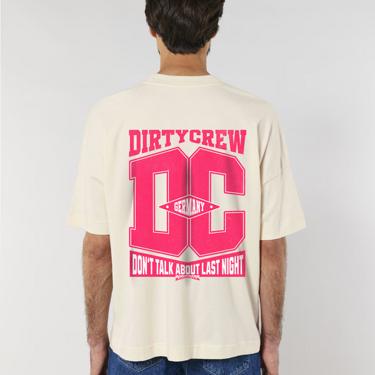 Dirty Crew Herren Streetwear-Shirt im Oversized Schnitt, das neue Qualitätsstandards setzt. Fetter Spruch und 100% fette Bio-Baumwolle, genau richtig für heiße Sommernächte.&nbsp;