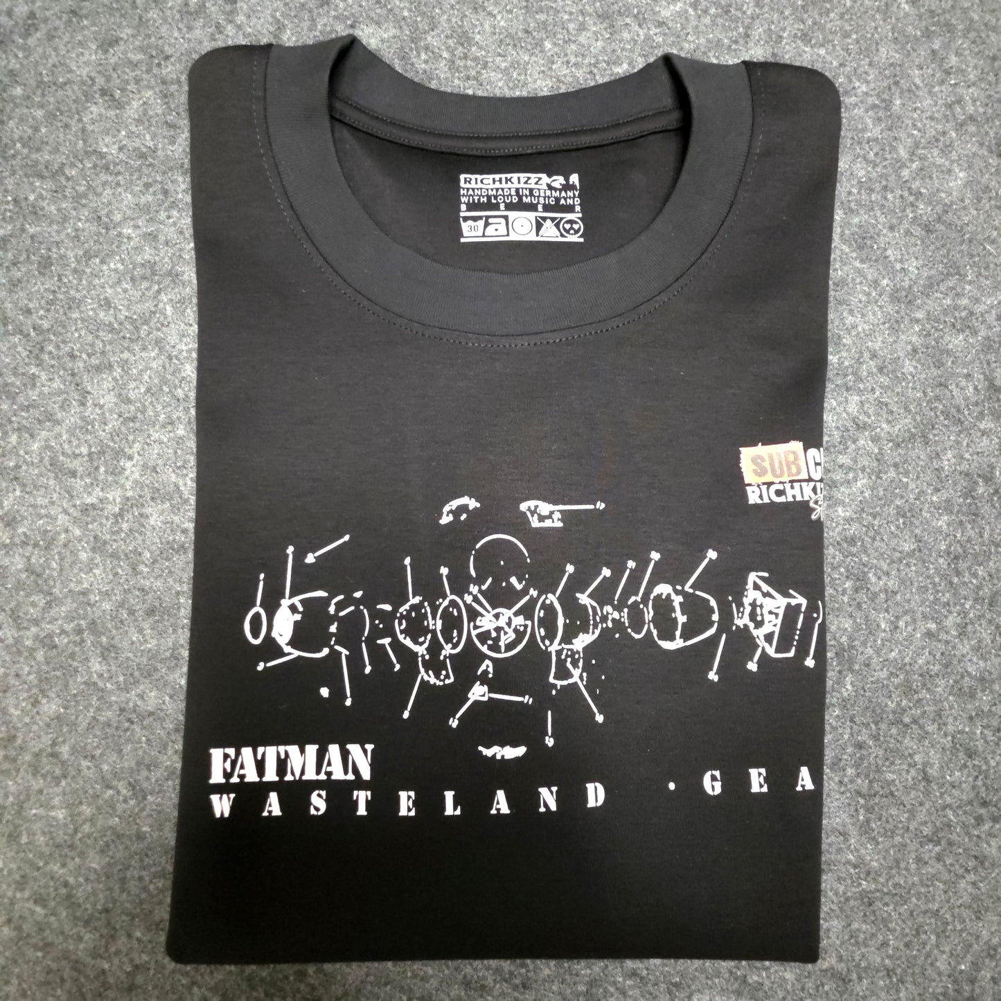 Apokalyptisches Premium Herren Shirt im Oversized Schnitt, Fatman Motiv Streetwear Shirt Herren, gefertigt zu 100% in Deutschland, aus edelster Pima-Baumwolle