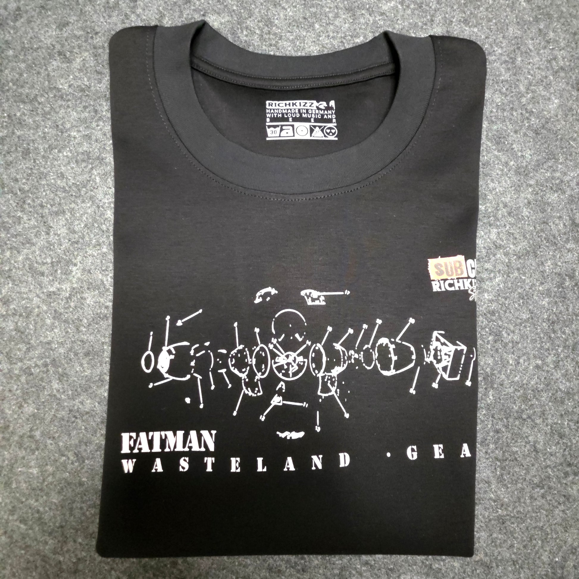 Apokalyptisches Premium Herren Shirt im Oversized Schnitt, Fatman Motiv Streetwear Shirt Herren, gefertigt zu 100% in Deutschland, aus edelster Pima-Baumwolle