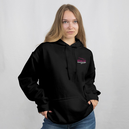 Stylischer schwarzer Kapuzenpullover für Girls in normaler Passform. Gefertigt aus hochwertiger Bio-Baumwolle und veredelt mit dem fetzigen "I´m fine - that´s [ME] Print. 85% gekämmte ringgesponnene Bio-Baumwolle, 15% Polyester, 280 GSM, eingesetzte Ärmel,Kapuze mit Jerseyfutter