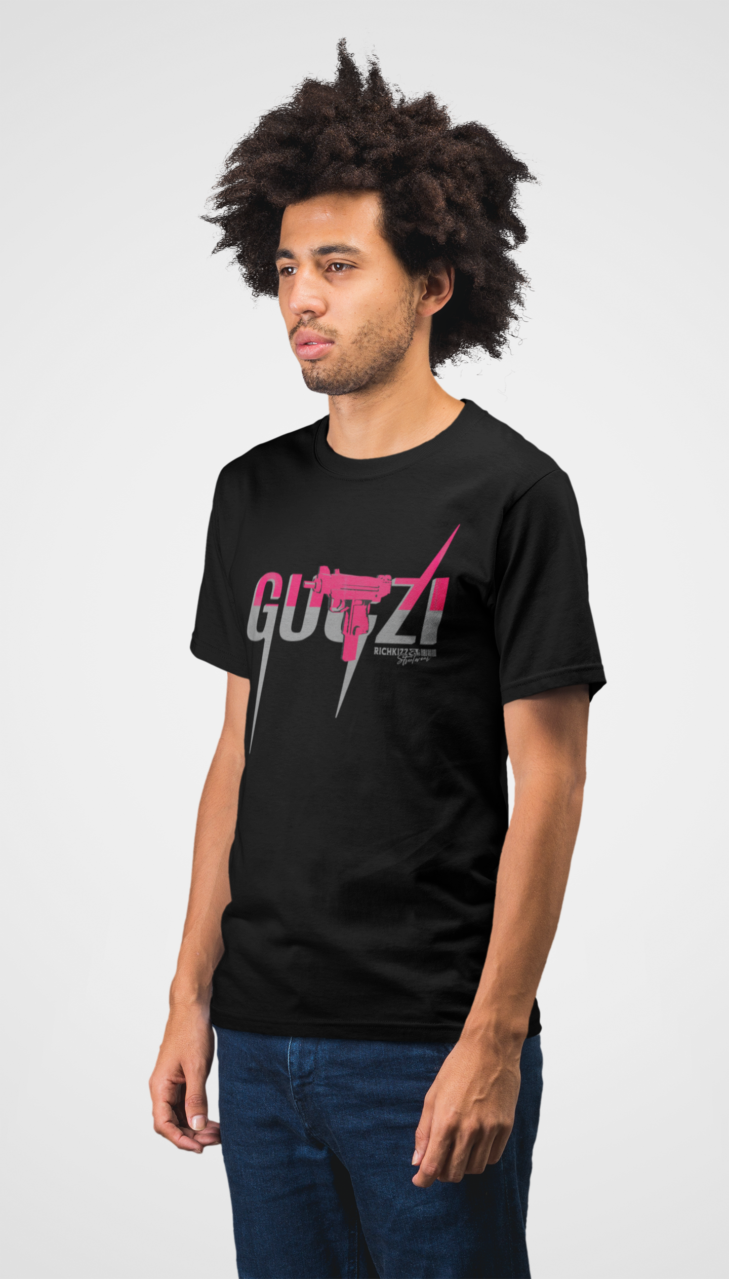 Unser GUZI Organic Shirt ist dein Statement-Piece aus 100% Bio-Baumwolle – nachhaltig, komfortabel und mit einem frechen Satire-Print, der garantiert Aufmerksamkeit erregt. Die klassische Passform sitzt perfekt und lässt dich in Stil abheben, ohne dabei die Umwelt zu belasten. Provokation mit gutem Gewissen! Farbe Schwarz