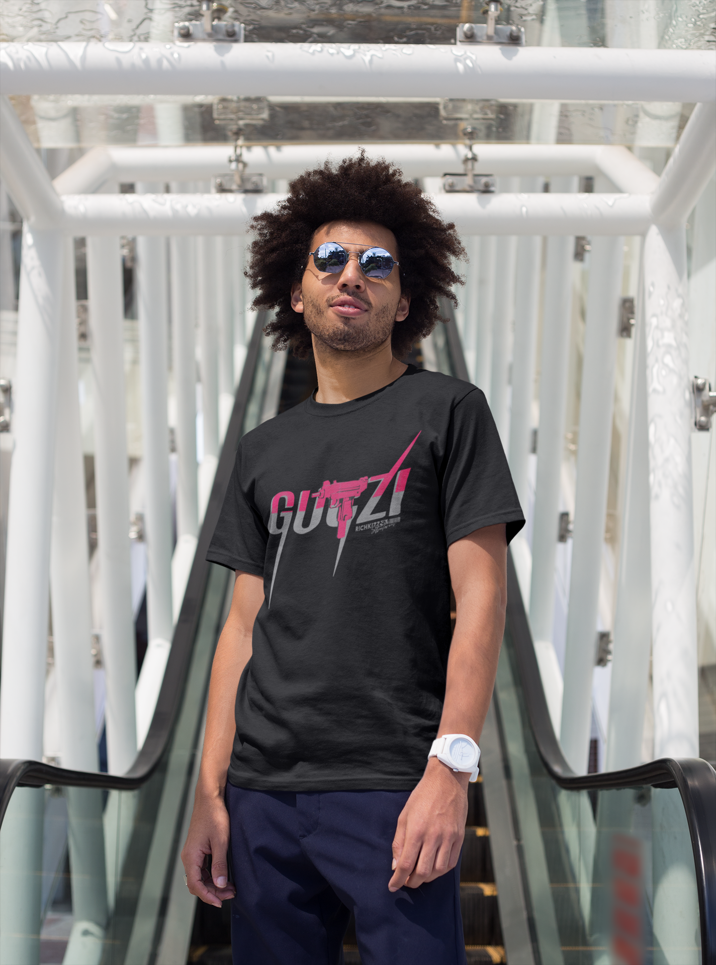 Unser provokantes GUZI Organic Shirt ist dein Statement-Piece aus 100% Bio-Baumwolle – nachhaltig, komfortabel und mit einem frechen Satire-Print, der garantiert Aufmerksamkeit erregt. Die klassische Passform sitzt perfekt und lässt dich in Stil abheben, ohne dabei die Umwelt zu belasten. Provokation mit gutem Gewissen! Farbe Schwarz
