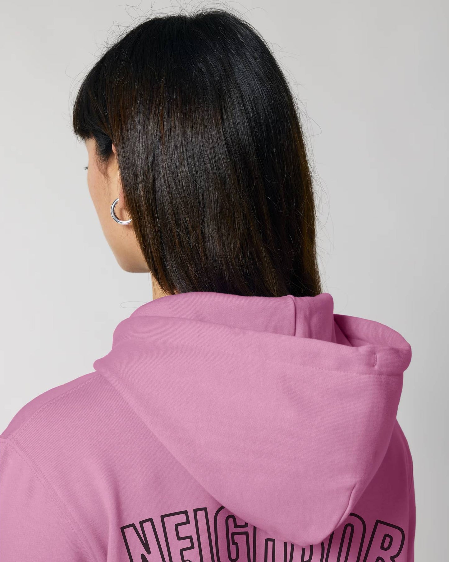 Der Bad Neighbor Hoodie für Girls – locker geschnitten, massiv verarbeitet. Flauschige Bio-Baumwolle, doppelte Kapuze mit Futter, Set-In Ärmel und robuste Metalldetails. Robustes Fischgrätenband im Nacken, verstärkte Nähte und praktische Kängurutasche. Ein Statement-Piece, das hält, was es verspricht.