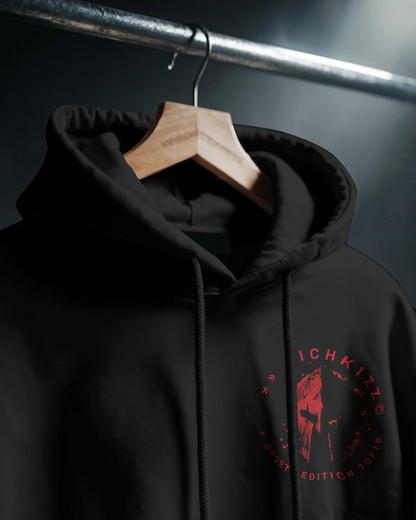 Der Premium Hoodie BLOOD SPORTS – locker geschnitten, massiv verarbeitet. Flauschige Bio-Baumwolle, doppelte Kapuze mit Futter, Set-In Ärmel und robuste Metalldetails. Robustes Fischgrätenband im Nacken, verstärkte Nähte und praktische Kängurutasche. Ein provokant angehauchtes Statement-Piece, das hält, was es verspricht.

Handarbeit aus Deutschland&nbsp;- ein echtes Unikat
OriginG Premium&nbsp;Produkt
Relaxed geschnitten - extra komfortabel
Limitiert
Farbe Schwarz mit Front und Backprint
Heavy 350 GSM