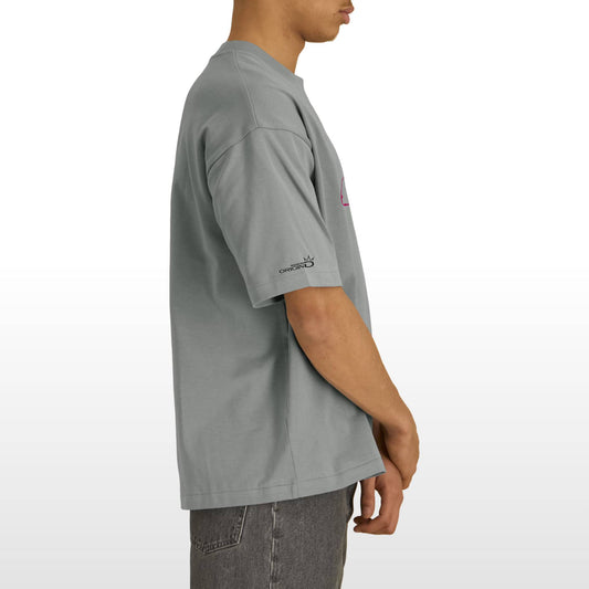 Das Boxy Herren Oversized TEE, überzeugt mit schwerer 280GSM Bio-Baumwolle, eingesetzten Ärmeln und einem coolen, leicht rauen Stoff in der neuen Farbe Beton Grau. Mit kontrastierendem Nackenband und breiten Doppelnähten ist es bequem und&nbsp;langlebig und garantiert cool. Der Tommy-Gun Fun-Print, kommt wiegewohnt zweideutig. Three Monkeys -nichts hören, sagen sehen- du verstehst schon! Angesetzte Ärmel, 280GSM, 1x1 Halsausschnitt, Inneres Nackenband aus demselben Hauptmaterial Blindstich 