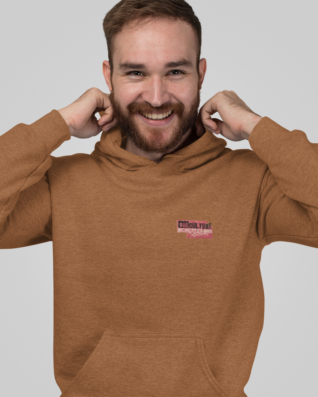 Dieser Retro-Kapuzenpullover im klassischen Design mit Bauchtasche, setzt mit seinem provokanten, doppeldeutigen Print ein mutiges Statement zu den Krisen unserer Zeit und verbindet dabei kompromisslos Retro-Styles mit der heutigen Realität. Einfacher College-Hoodie fühlt sich an wie aus den 60er Jahren, perfekt abgestimmt für dieses Design. 80% Baumwolle / 20% Polyester, 280 GSM, flache Kordeln, gerippte Manschetten und Saum, Pin Up Streetwear Motiv