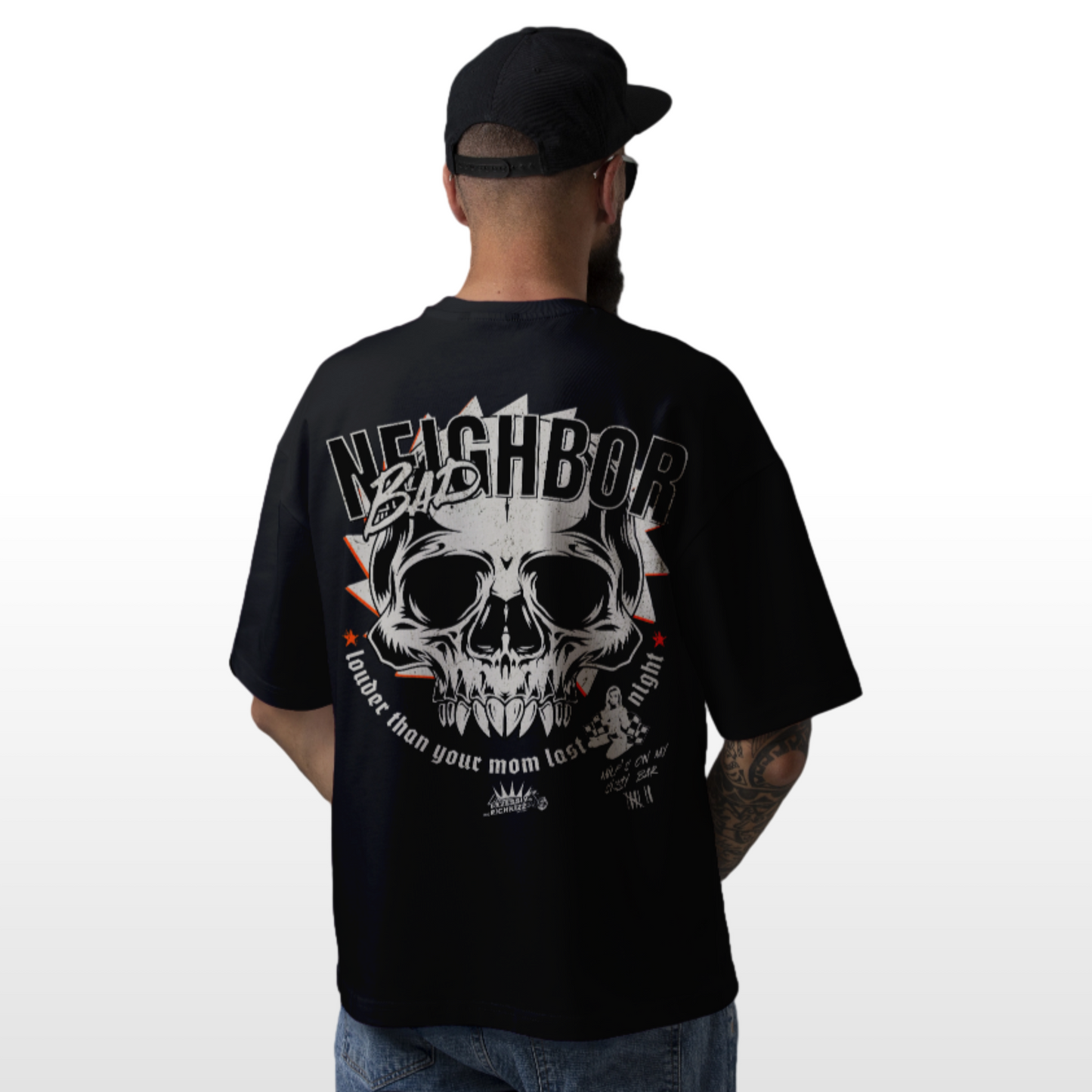Lässiges provokantes Streetwear T-Shirt im Oversized Schnitt aus unserer BAD NEIGHBOR Kollektion. Lass den V-Twin knallen, deine Nachbarn wird es freuen, 100% gekämmte ringgesponnene Bio-Baumwolle, eingesetzte Ärmel, überschnittene Ärmelansätze, 1x1 Rippstrick an schmalem Ausschnitt, abgesetztes Nackenband, aus Eigenstoff, breite Doppelabsteppung an Ärmelenden und unterem Saum, Richkizz, Farbe schwarz