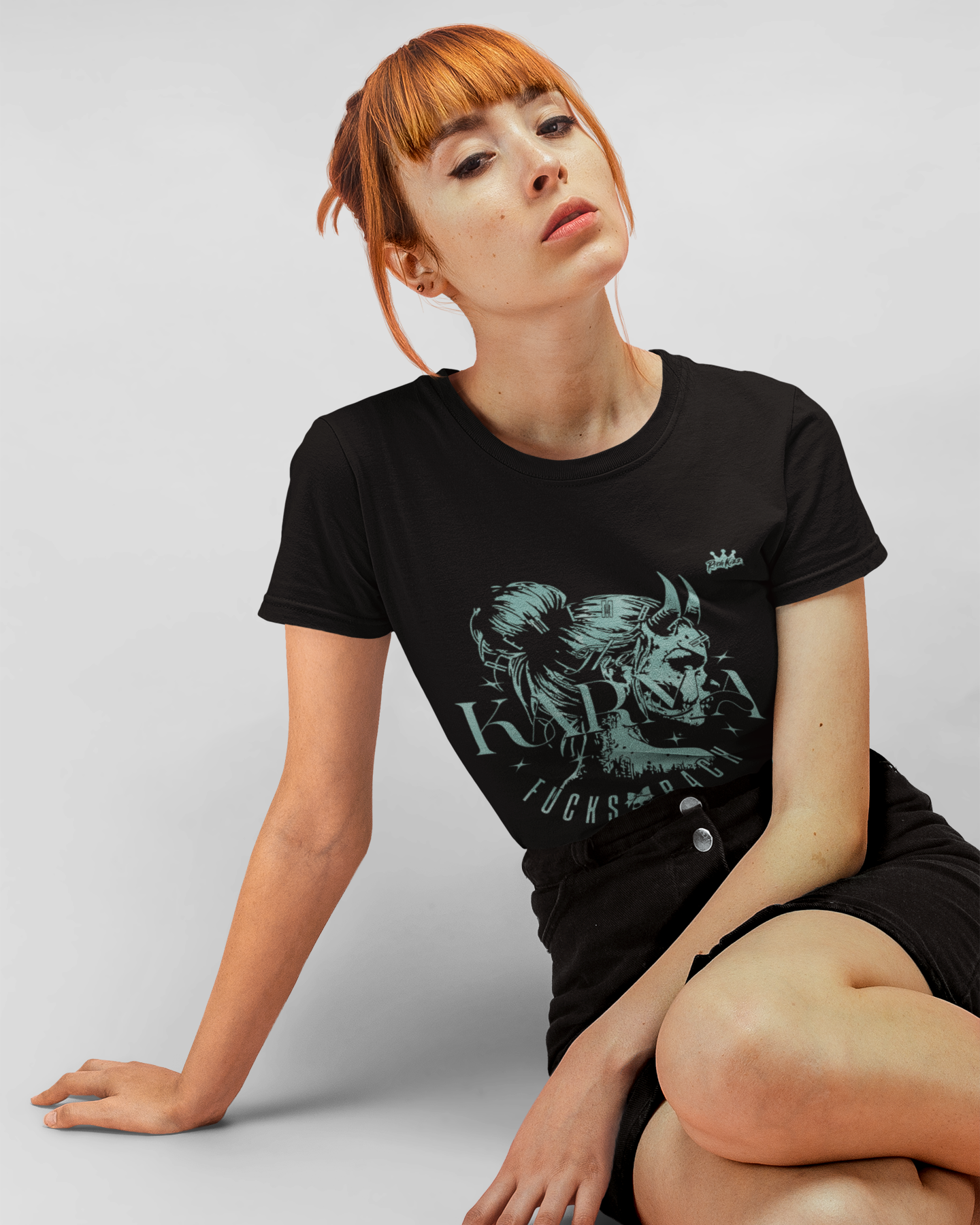 Hochwertiges schwarzes Singlejersey für Damen, gefertigt aus 180GSM Bio-Baumwolle. Der verspielte Karma Print mit Ansage, kommt dezent Ton in Ton.
100% gekämmte ringgesponnene Bio-Baumwolle 180 GSM, ein echtes Streetwear Shirt für Frauen mit Devil Motiv