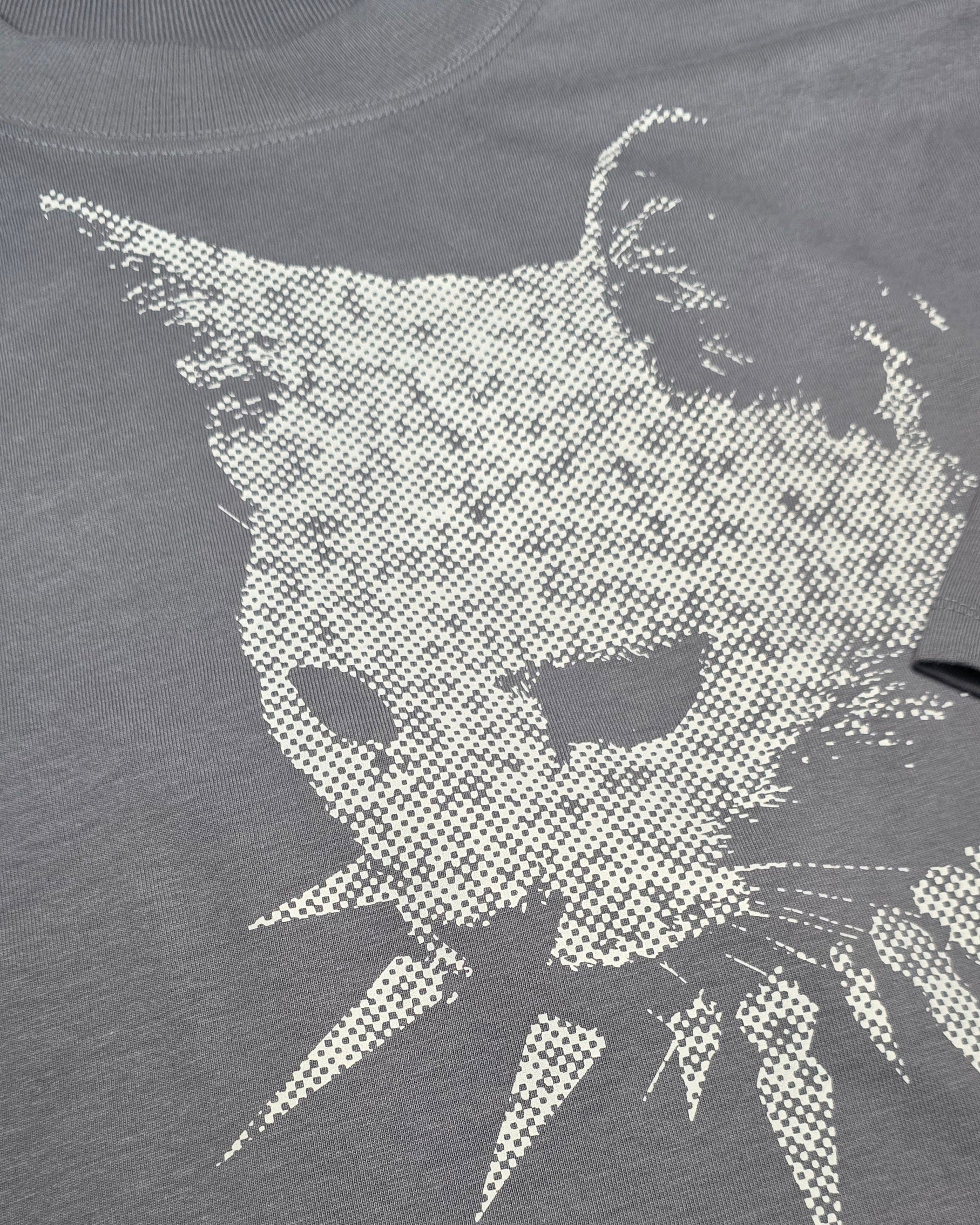 Provokante Kitty – Damen Crop Shirt aus Bio-Baumwolle
Kurzes Damen Crop T-Shirt aus hochwertigem 200 GSM Singlejersey mit markantem Kitty-Print im Underground-Style.
Das Design verbindet süß und gefährlich  provokante Premium Streetwear für selbstbewusste Frauen.
Cropped Silhouette mit Relaxed Fit, 1x1-Rippkragen und eingesetzten Ärmeln.
Vorgewaschen, langlebig verarbeitet und in Handarbeit veredelt.
Premium Damen Streetwear aus Deutschland.
Produktdetails
RichKizz OriginG Premium
200 GSM Singlejersey