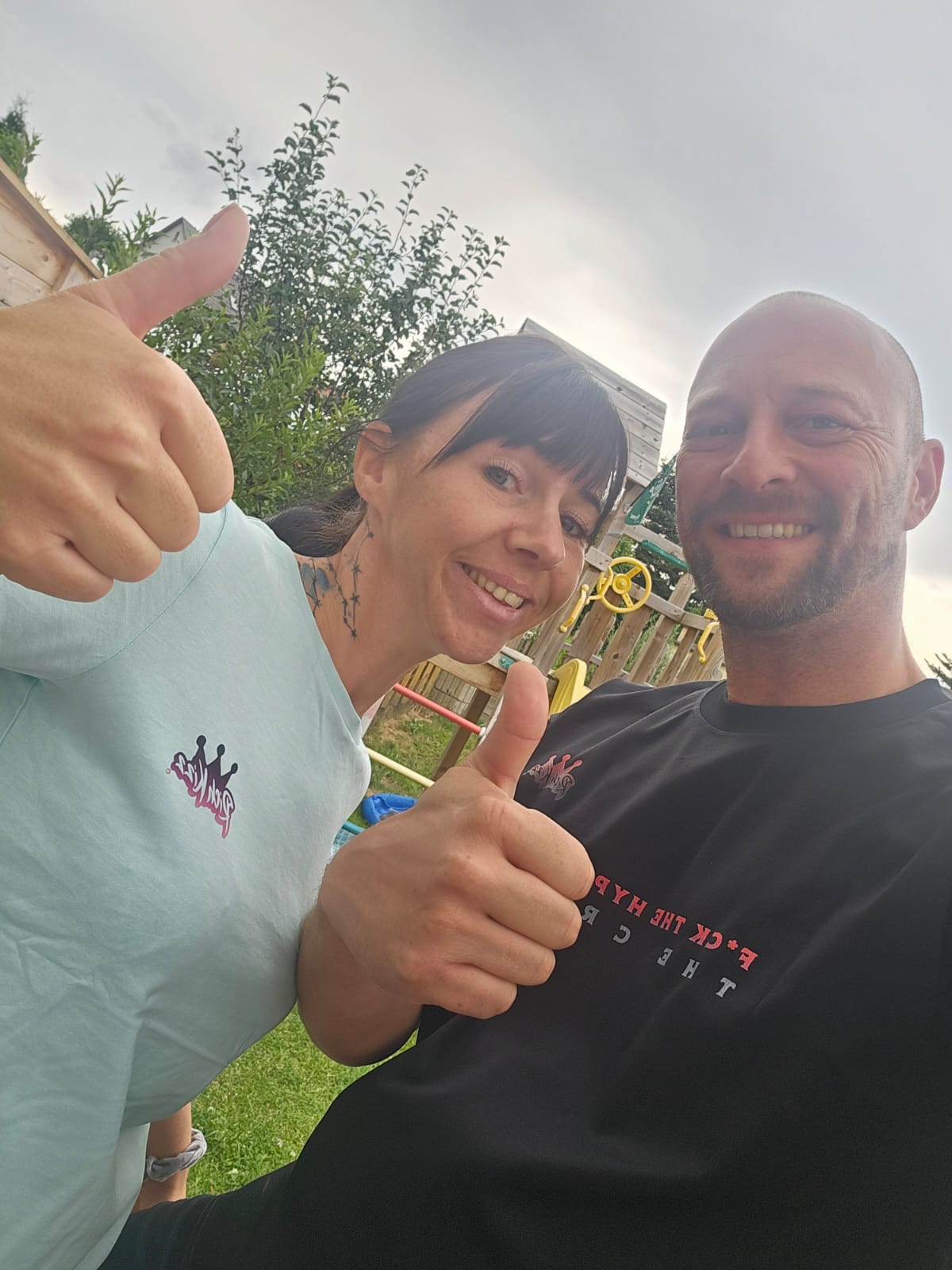 Unsere geschätzten Kunden Dajana und Jürgen zeigen Ihre neuen Shirts von richkizz Origing und lächeln weil sie mit der Qualität der Streetwear sehr zufrieden sind