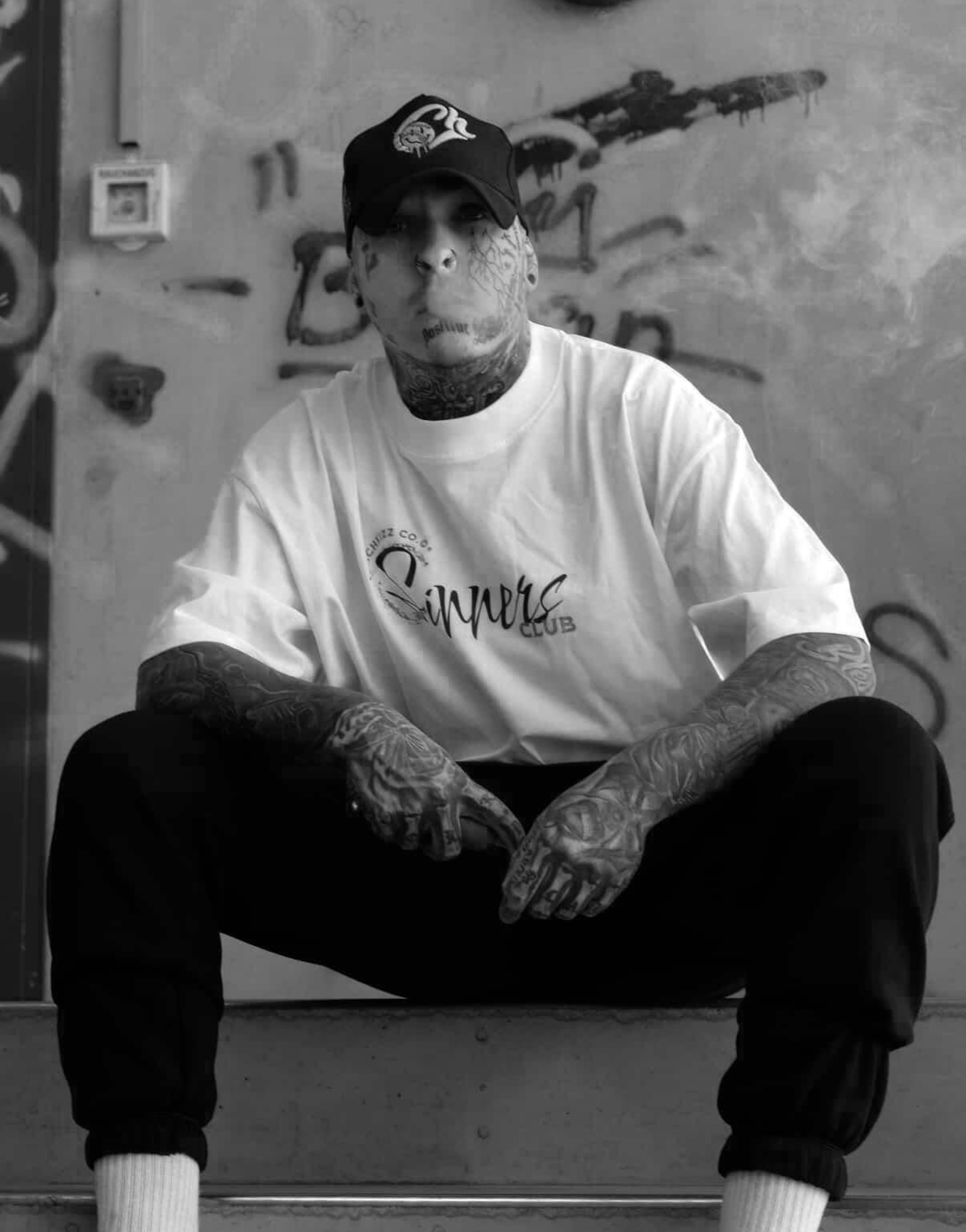 Kundenbild Richkizz von Niki, er trägt und provokantes und Sinners Club Tshirt mit extra frechem backprint eine frau sinnliche frau mit verbundenen Augen passend zu Nightlife und Clubbing, ein Streetwear tshirt gefertigt in Deutschland