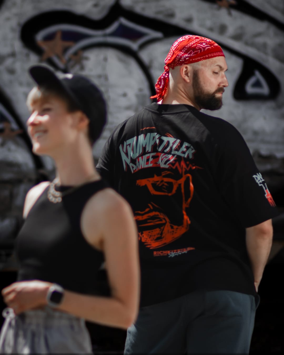 Kundenfoto aus unserem Streetwear Customshop, Custom T-Shirts und Merch für dich oder deine Firma, Streetwear Designs für dich kreiert, 