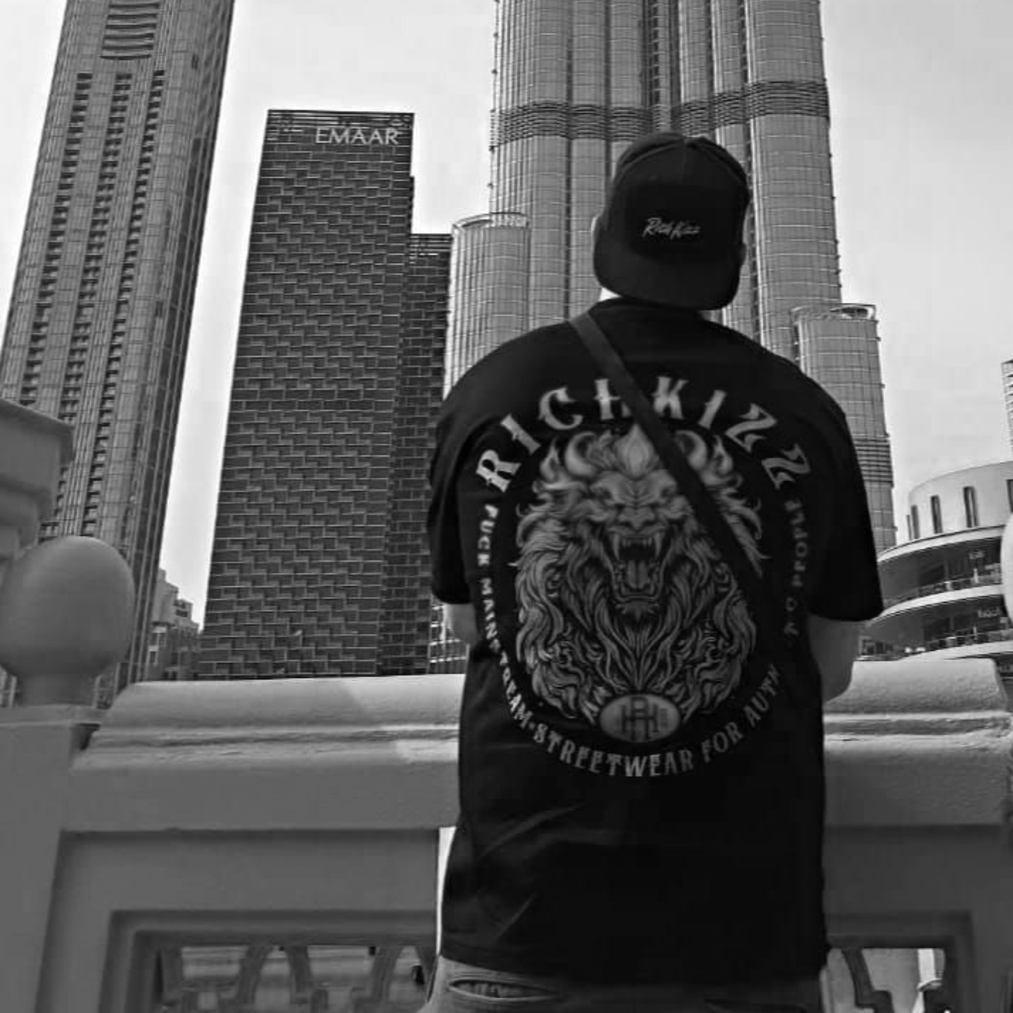 Kundenbild_von_unserem_richkizz_lion_Pima_T-Shirt, von Kunde Partick, er trägt das 280 GSM Shirt in Schwarz mit echtem Streetwear Print von Richkizz