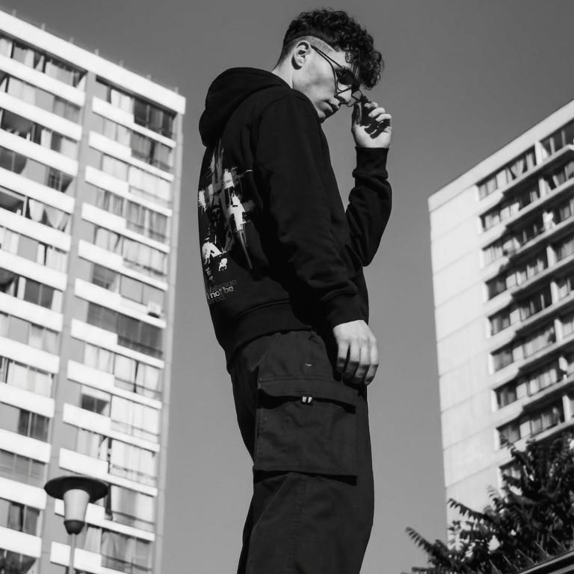 Kundenfoto Andre, er trägt unseren Richkizz Chaos Premium Streetwear Hoodie in zwickau