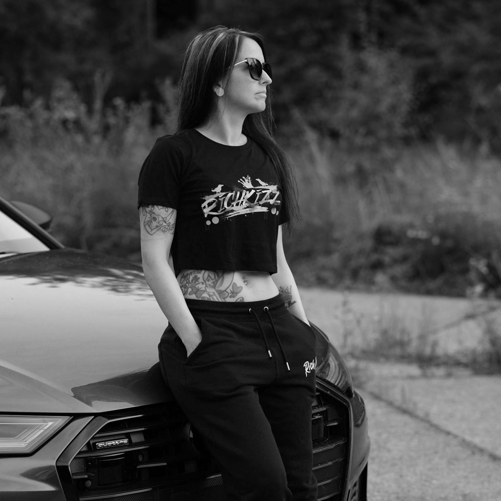 Kundenfoto Isabel mit unserem Richkizz Streetwear Graffiti Shirt