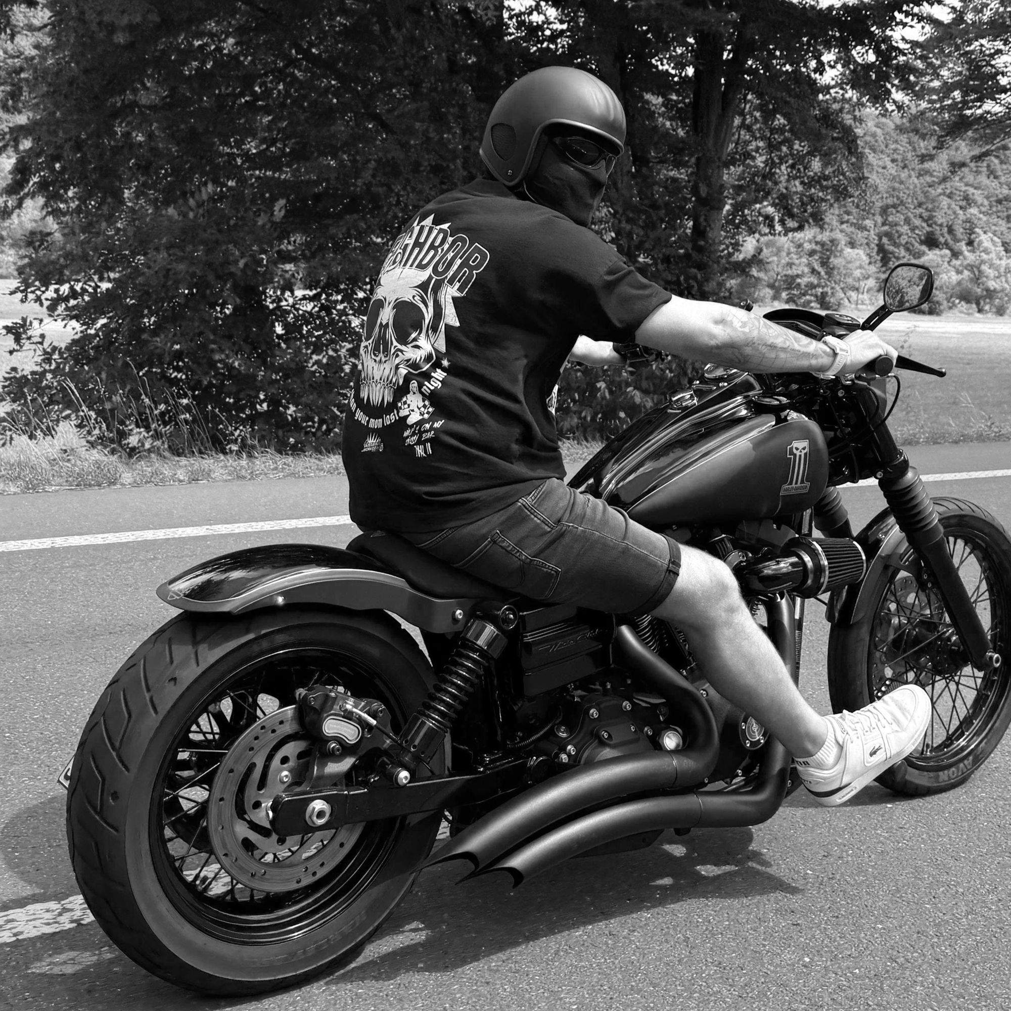 Kundenfoto_Jasar_mit_Bad_Neighbor_Shirt