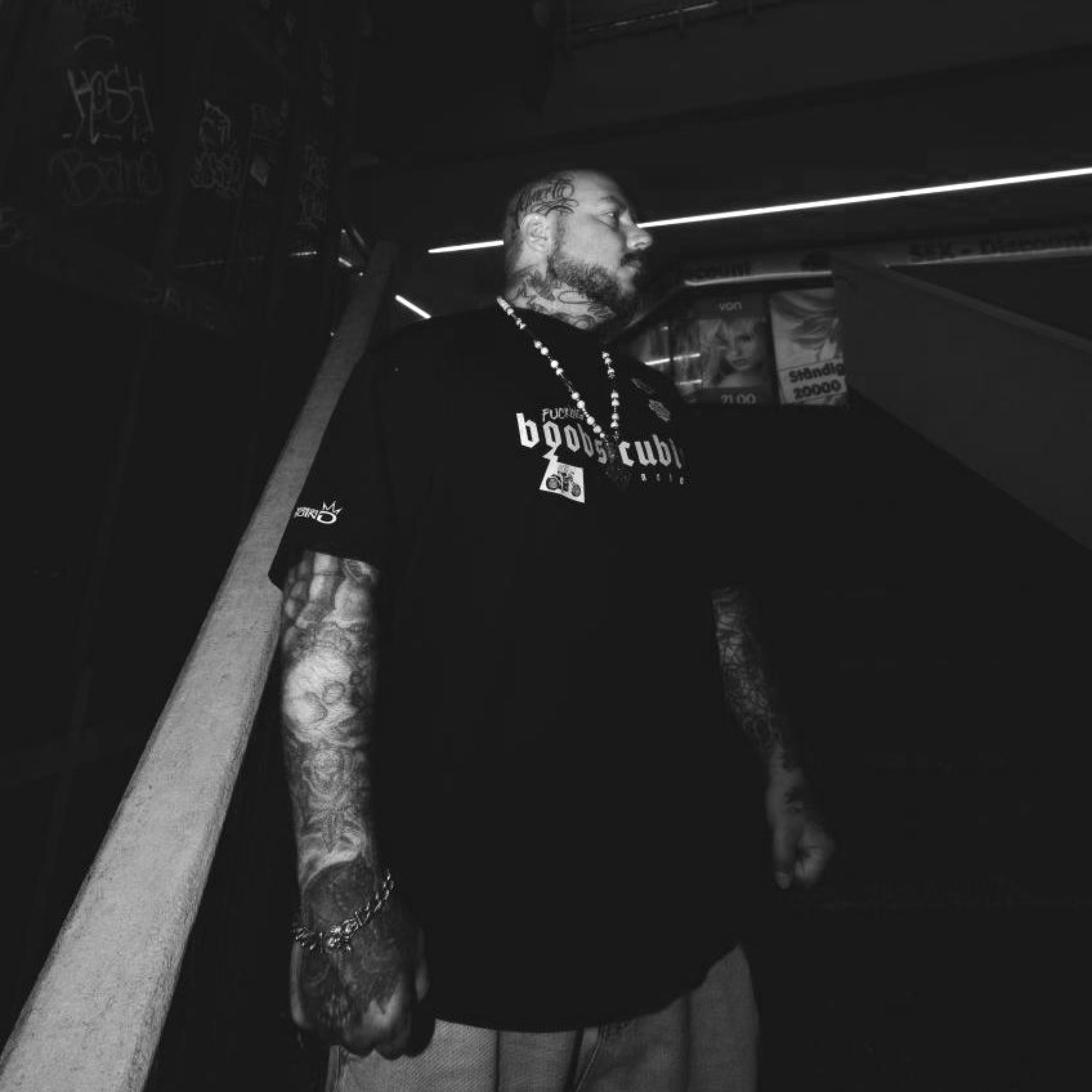 Kundenbild Marcel mit unserem Streetwear Shirt Rocker, organic Bio-Baumwolle Shirt für coole Typen