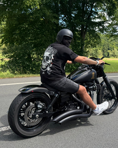 Kundenfoto von unserem Oversized Streetwear Shirt ROCKER, dieses Shirt aus Bio Baumwolle ist für echte Rebellen gemacht, Danke für das schöne Kundenfoto Jamal. Rchkizz Custom Streetwear Shop aus Deutschland