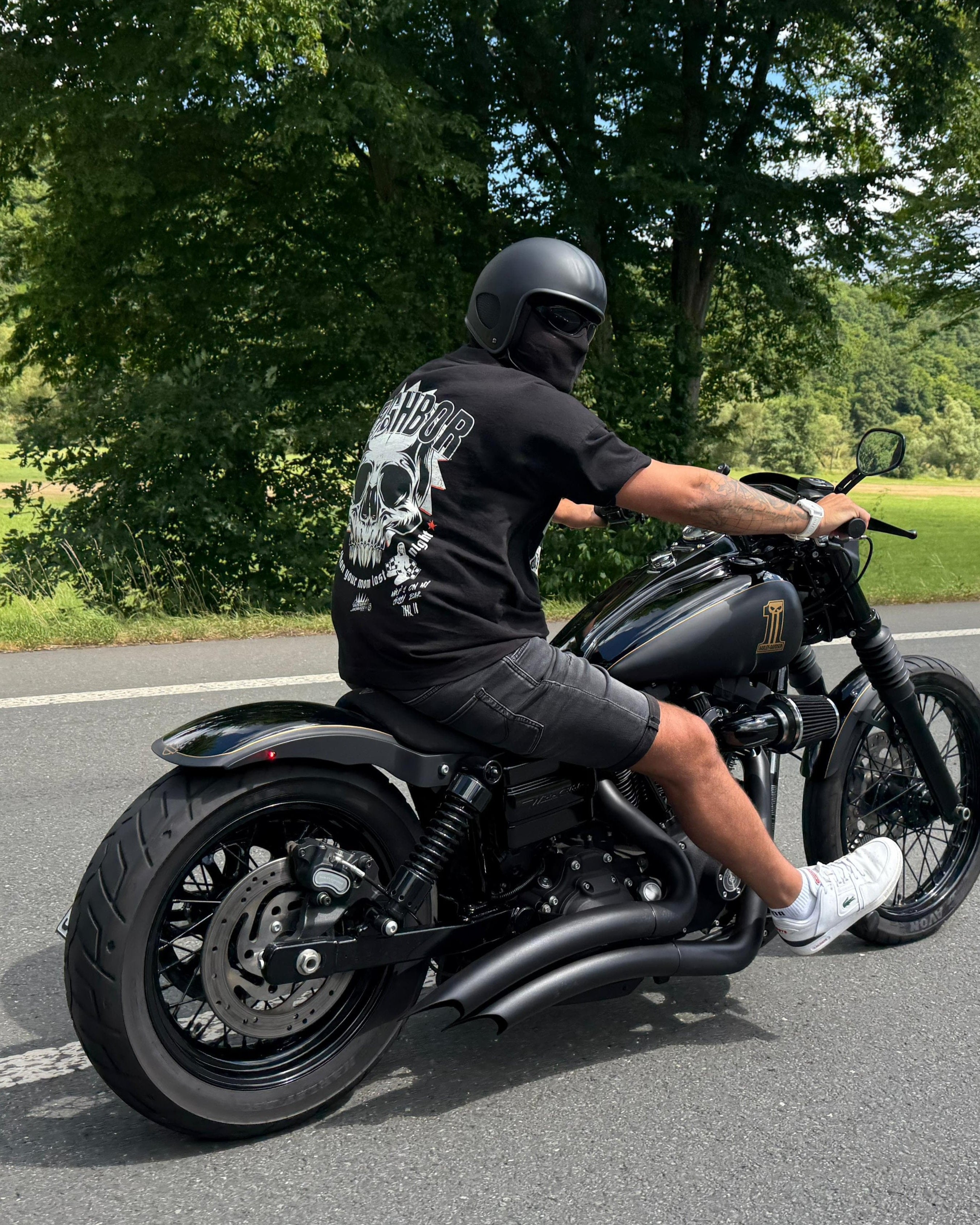 Kundenfoto von unserem Oversized Streetwear Shirt ROCKER, dieses Shirt aus Bio Baumwolle ist für echte Rebellen gemacht, Danke für das schöne Kundenfoto Jamal. Rchkizz Custom Streetwear Shop aus Deutschland