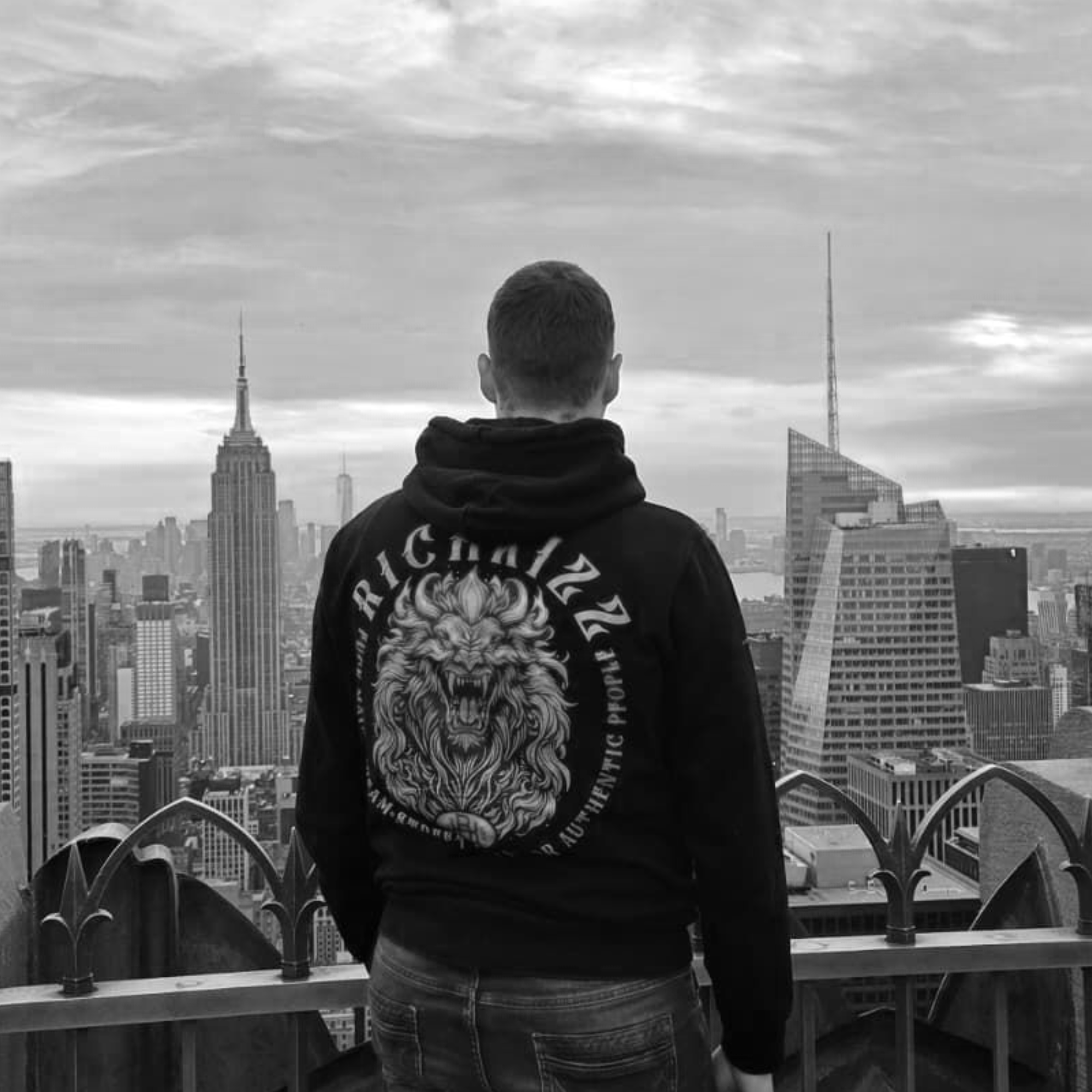 Kundenfoto von Niklas aus New York, er trägt unseren Richkizz Lion Hoodie